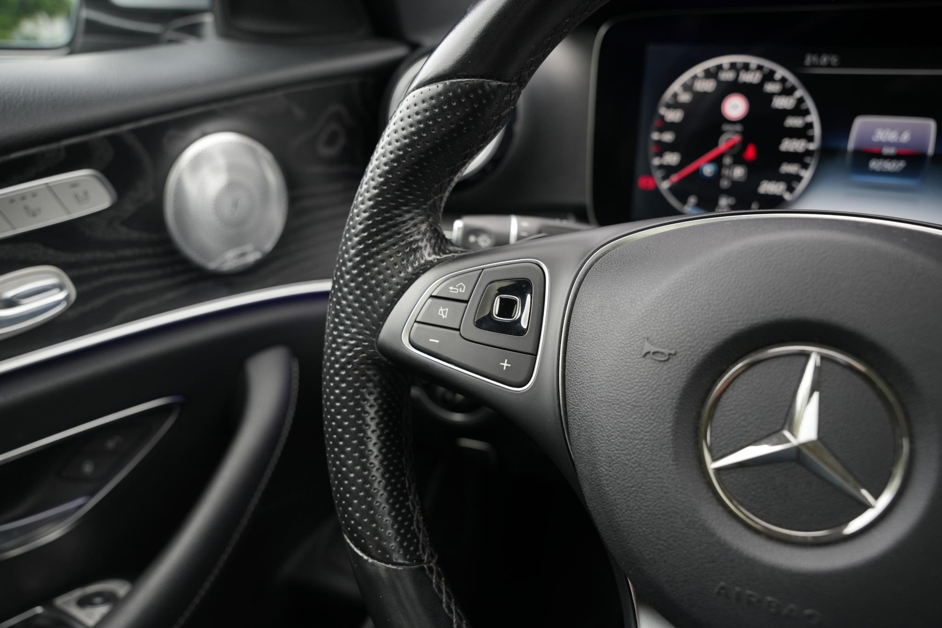 Mercedes-Benz E-Klasse 400 4Matic Premium Plus AMG 2017 IRIDIUM SILVER - METALLIC FINISH (775U) 36