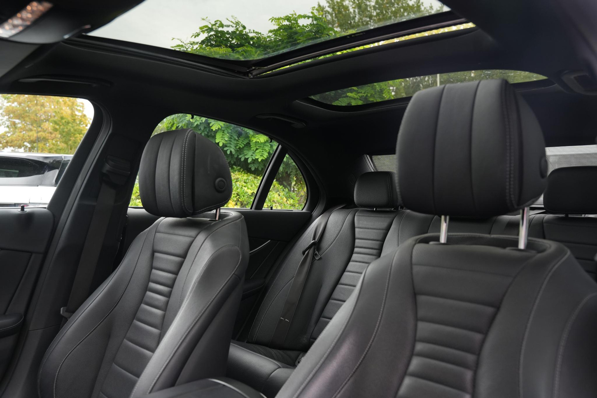 Mercedes-Benz E-Klasse 400 4Matic Premium Plus AMG 2017 IRIDIUM SILVER - METALLIC FINISH (775U) 45