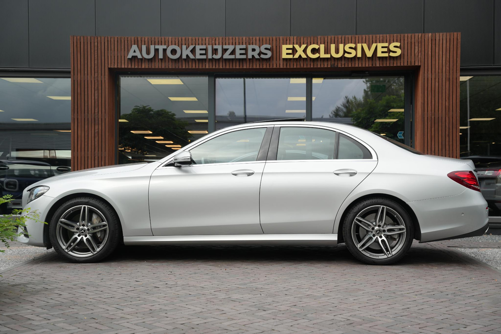 Mercedes-Benz E-Klasse 400 4Matic Premium Plus AMG 2017 IRIDIUM SILVER - METALLIC FINISH (775U) 7