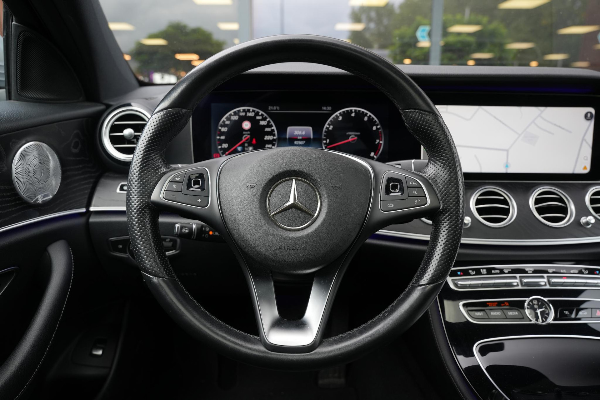 Mercedes-Benz E-Klasse 400 4Matic Premium Plus AMG 2017 IRIDIUM SILVER - METALLIC FINISH (775U) 8