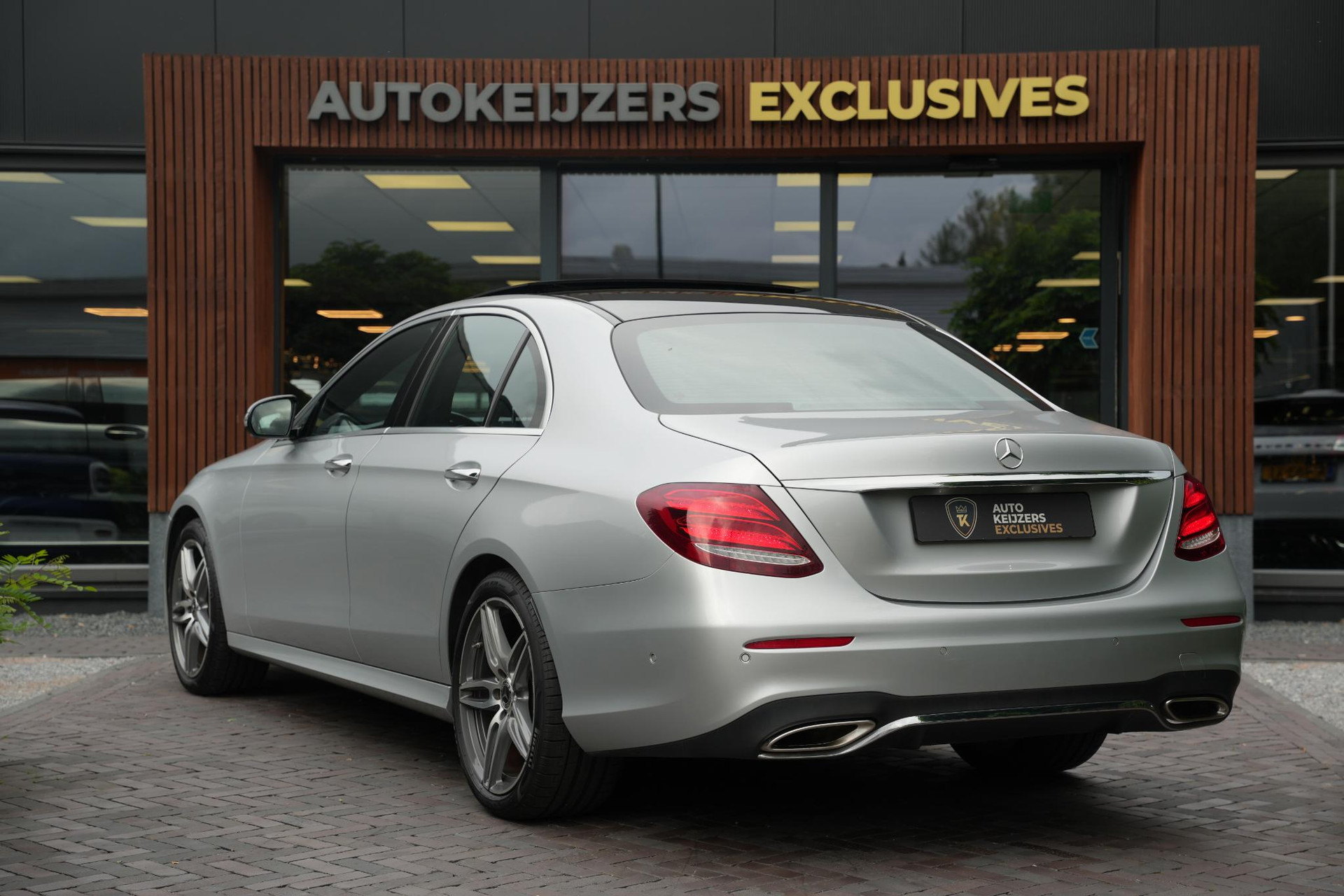 Mercedes-Benz E-Klasse 400 4Matic Premium Plus AMG 2017 IRIDIUM SILVER - METALLIC FINISH (775U) 9