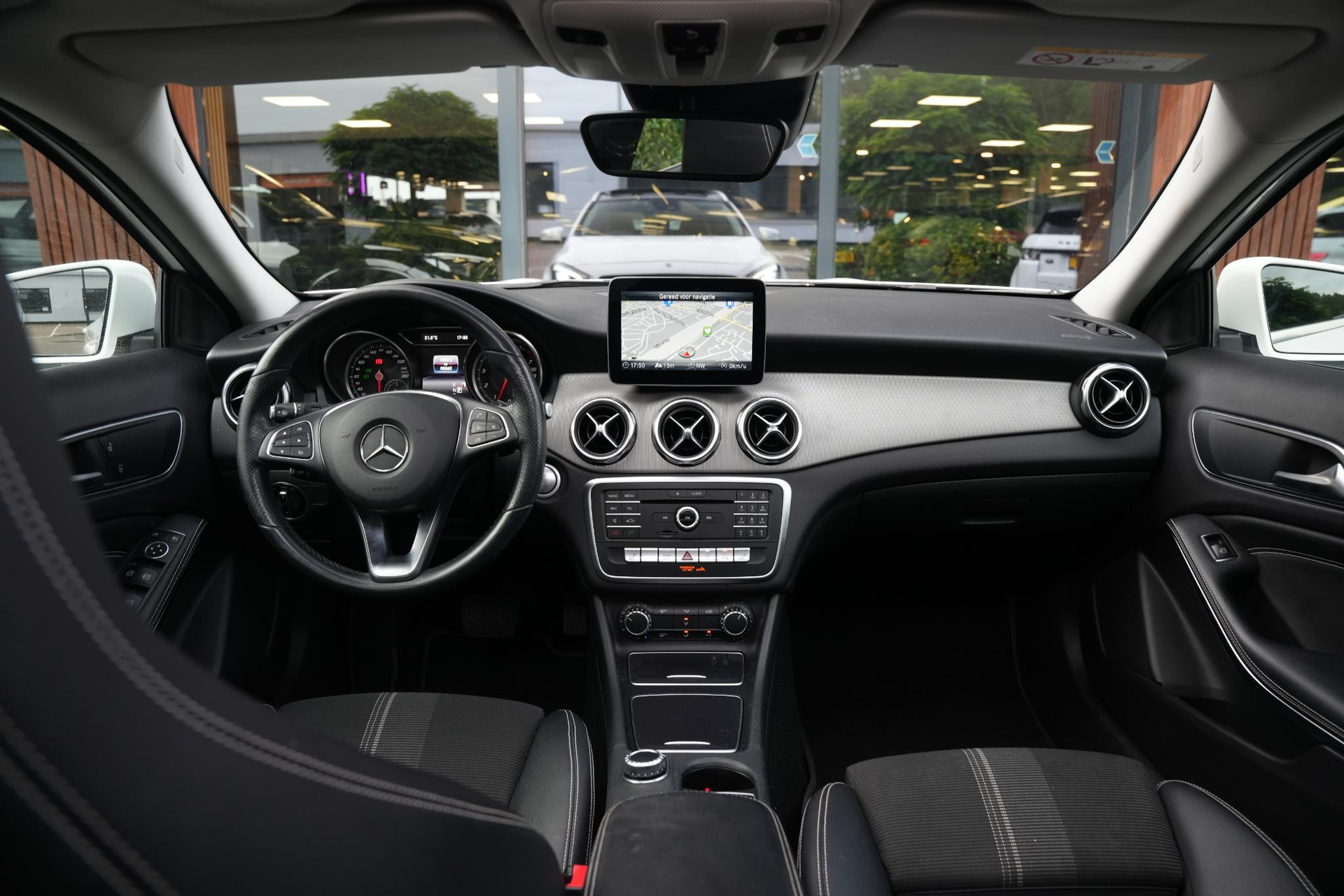 Mercedes-Benz GLA 180 Business Solution 2019 POLAR WHITE - STANDARD FINISH (149U) 2