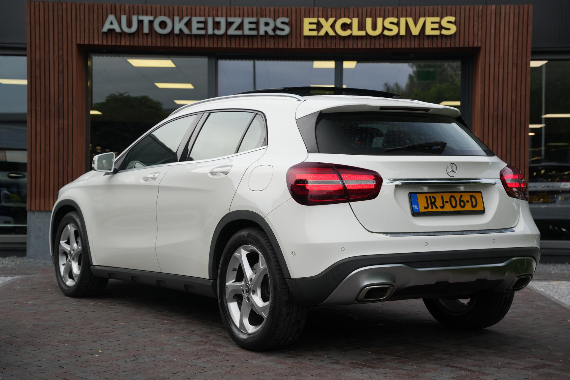 Mercedes-Benz GLA 180 Business Solution 2019 POLAR WHITE - STANDARD FINISH (149U) 3