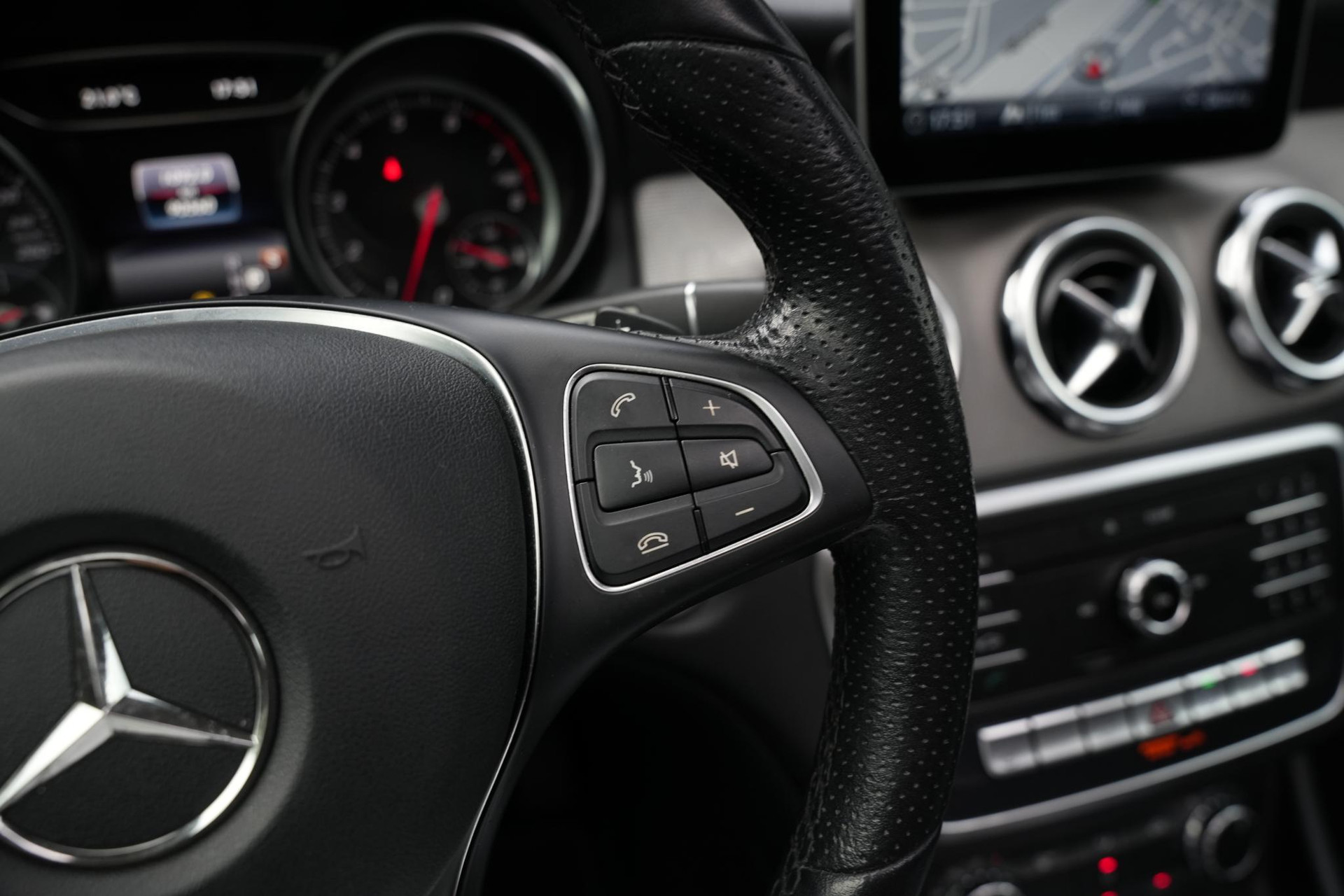 Mercedes-Benz GLA 180 Business Solution 2019 POLAR WHITE - STANDARD FINISH (149U) 32