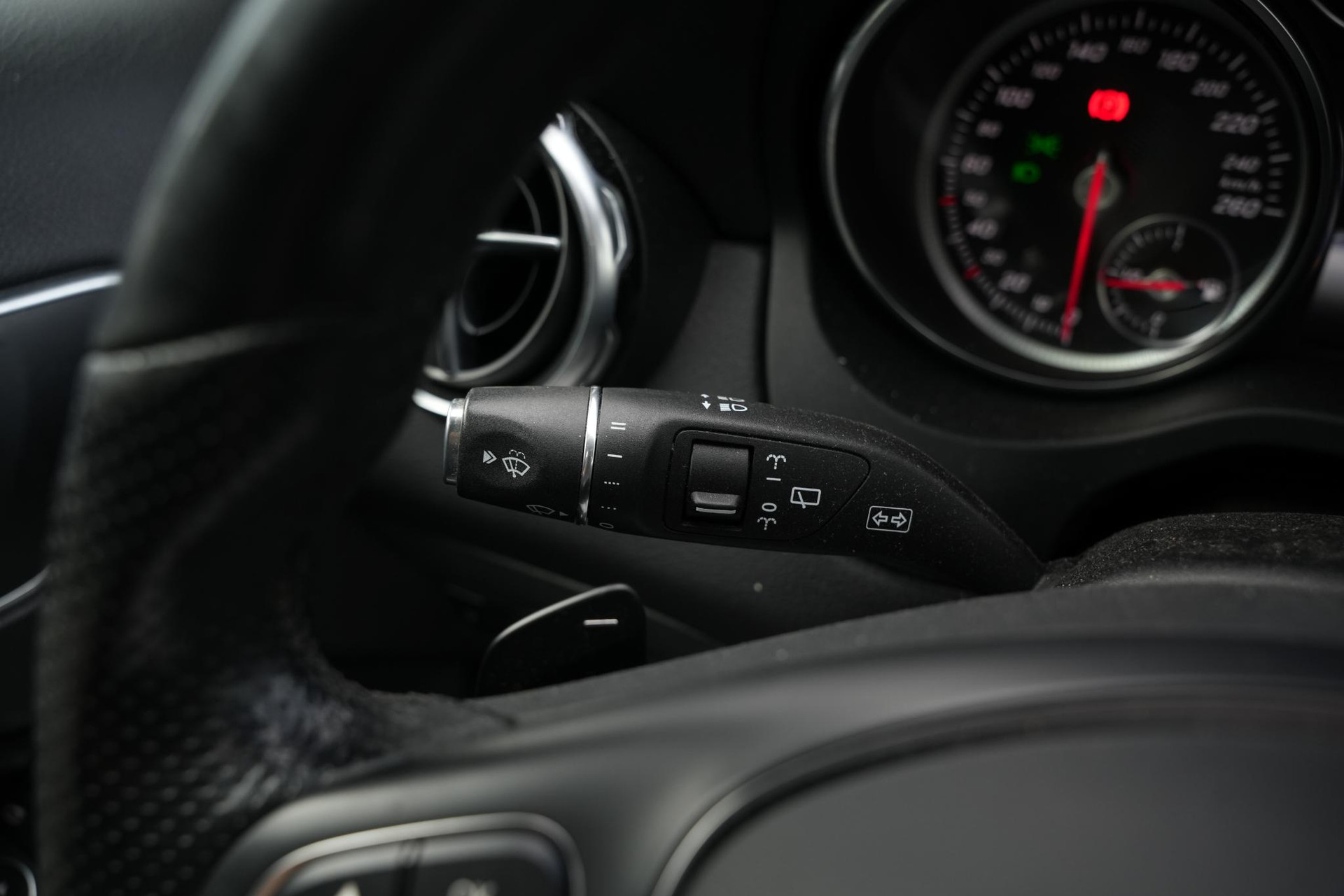 Mercedes-Benz GLA 180 Business Solution 2019 POLAR WHITE - STANDARD FINISH (149U) 34