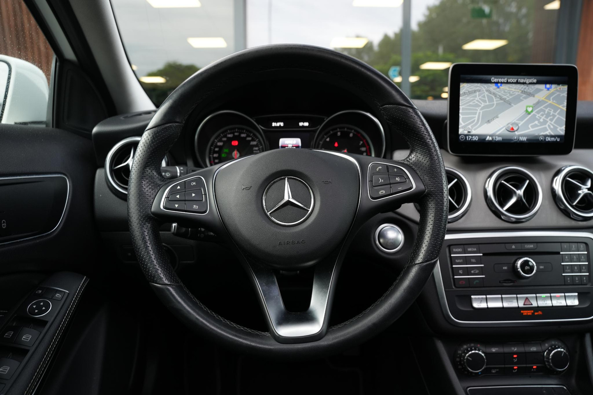 Mercedes-Benz GLA 180 Business Solution 2019 POLAR WHITE - STANDARD FINISH (149U) 8