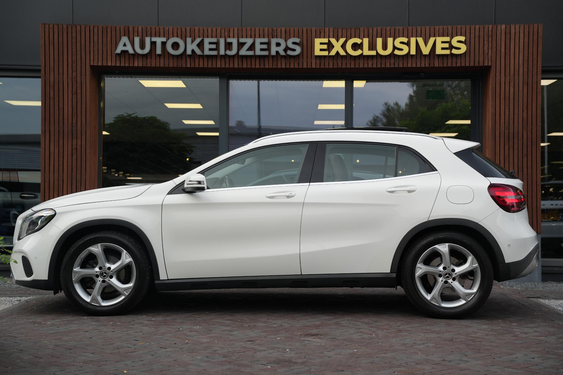 Mercedes-Benz GLA 180 Business Solution 2019 POLAR WHITE - STANDARD FINISH (149U) 9