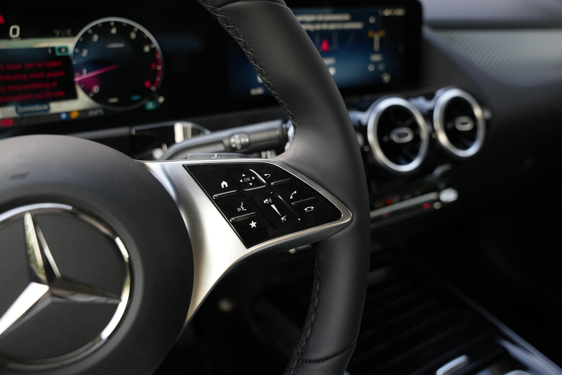 Mercedes-Benz GLA 180 Business Solution Luxury 2026 Mountain gray - metallic finish (787U) 35