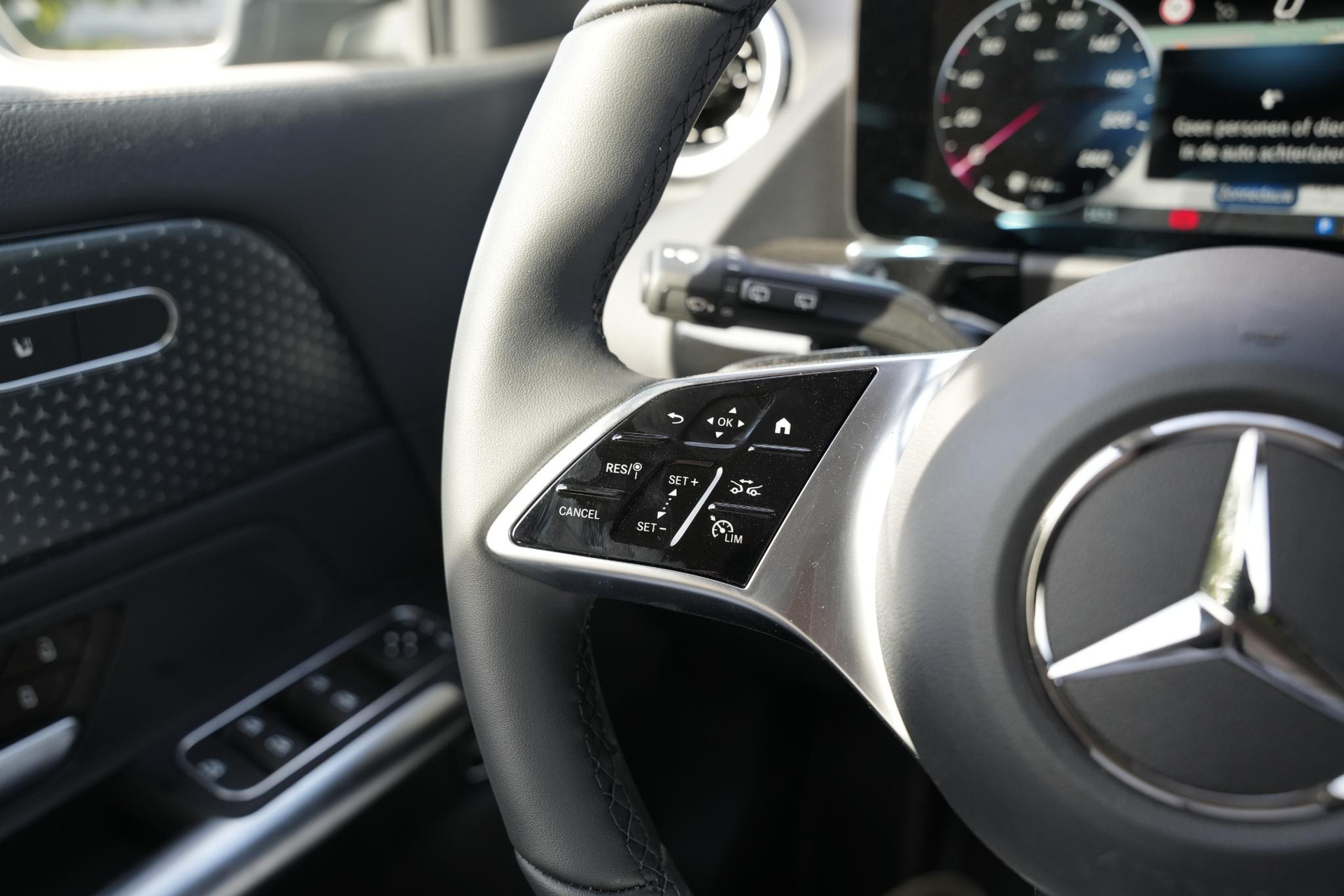Mercedes-Benz GLA 180 Business Solution Luxury 2026 Mountain gray - metallic finish (787U) 36
