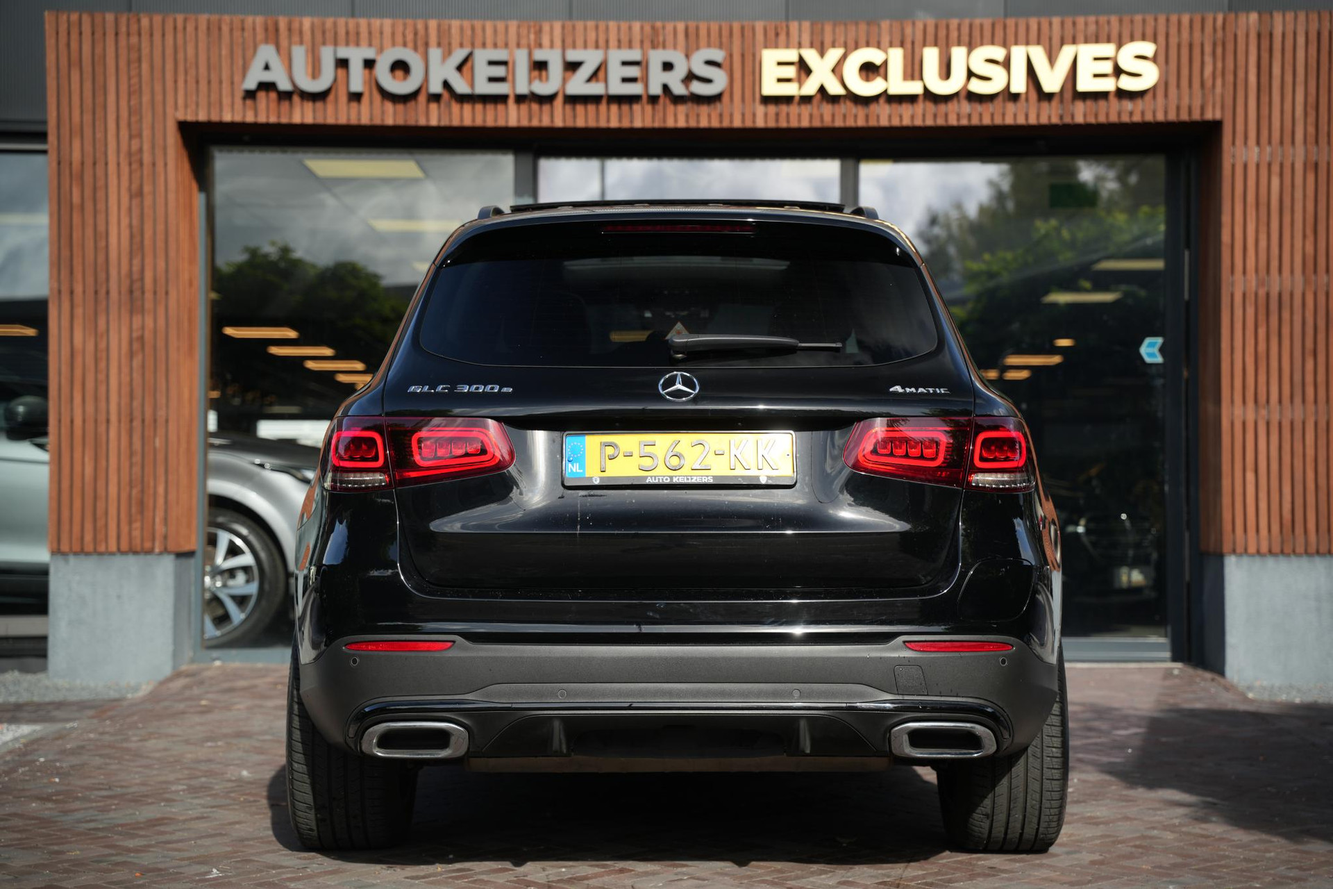 Mercedes-Benz GLC 300e 4MATIC Premium Plus 2021 Black - standard finish (040U) 11