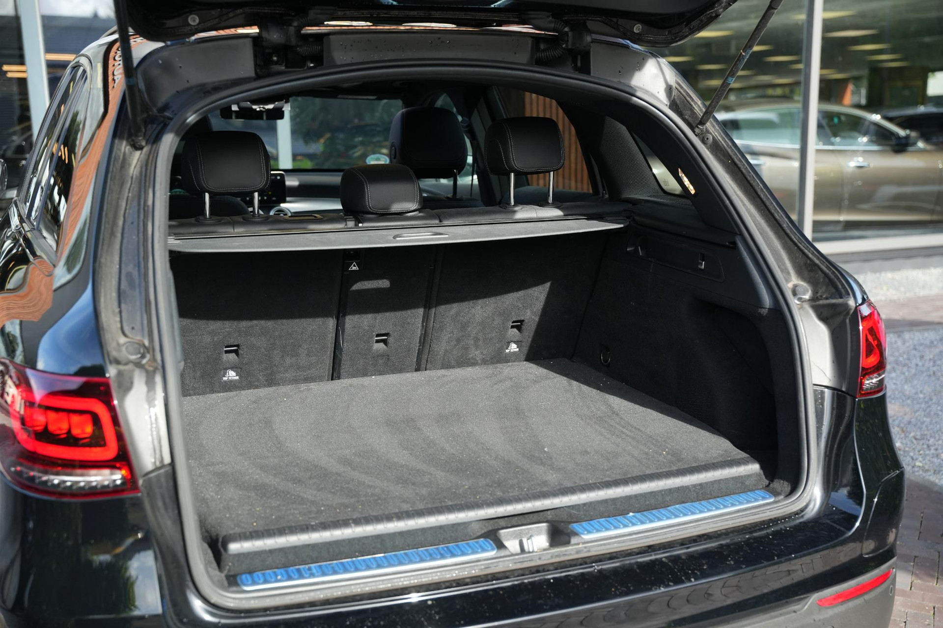 Mercedes-Benz GLC 300e 4MATIC Premium Plus 2021 Black - standard finish (040U) 12