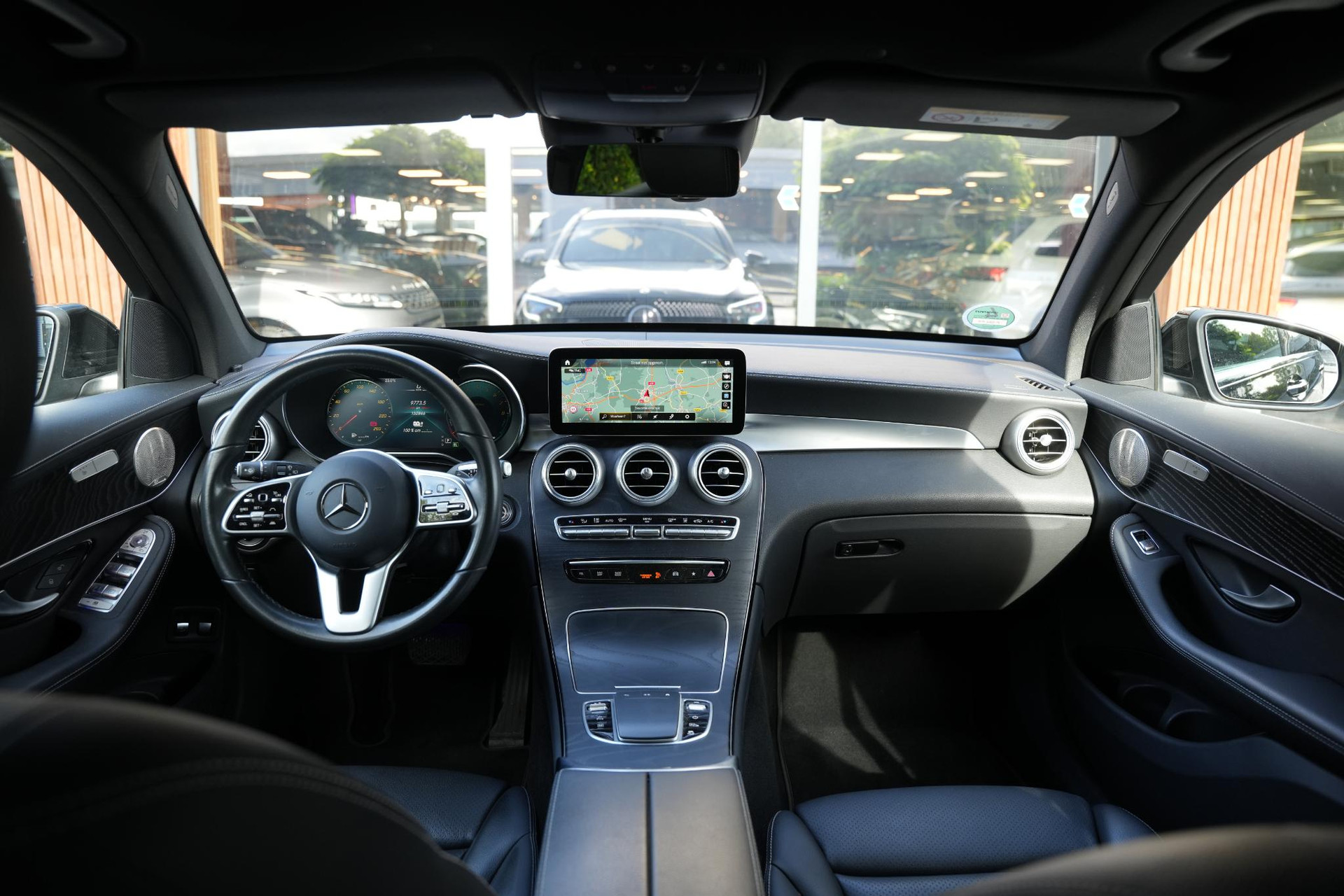 Mercedes-Benz GLC 300e 4MATIC Premium Plus 2021 Black - standard finish (040U) 2