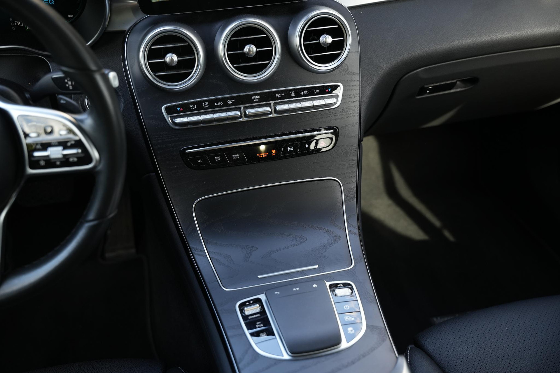 Mercedes-Benz GLC 300e 4MATIC Premium Plus 2021 Black - standard finish (040U) 25