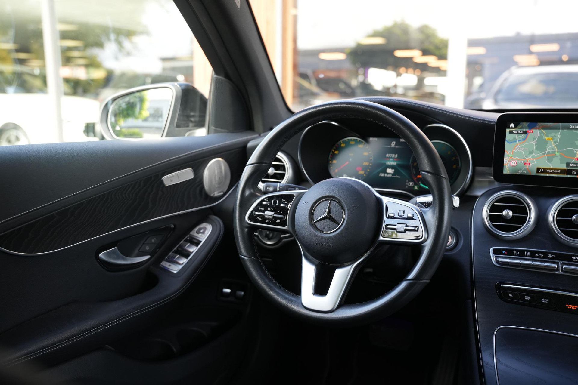 Mercedes-Benz GLC 300e 4MATIC Premium Plus 2021 Black - standard finish (040U) 27