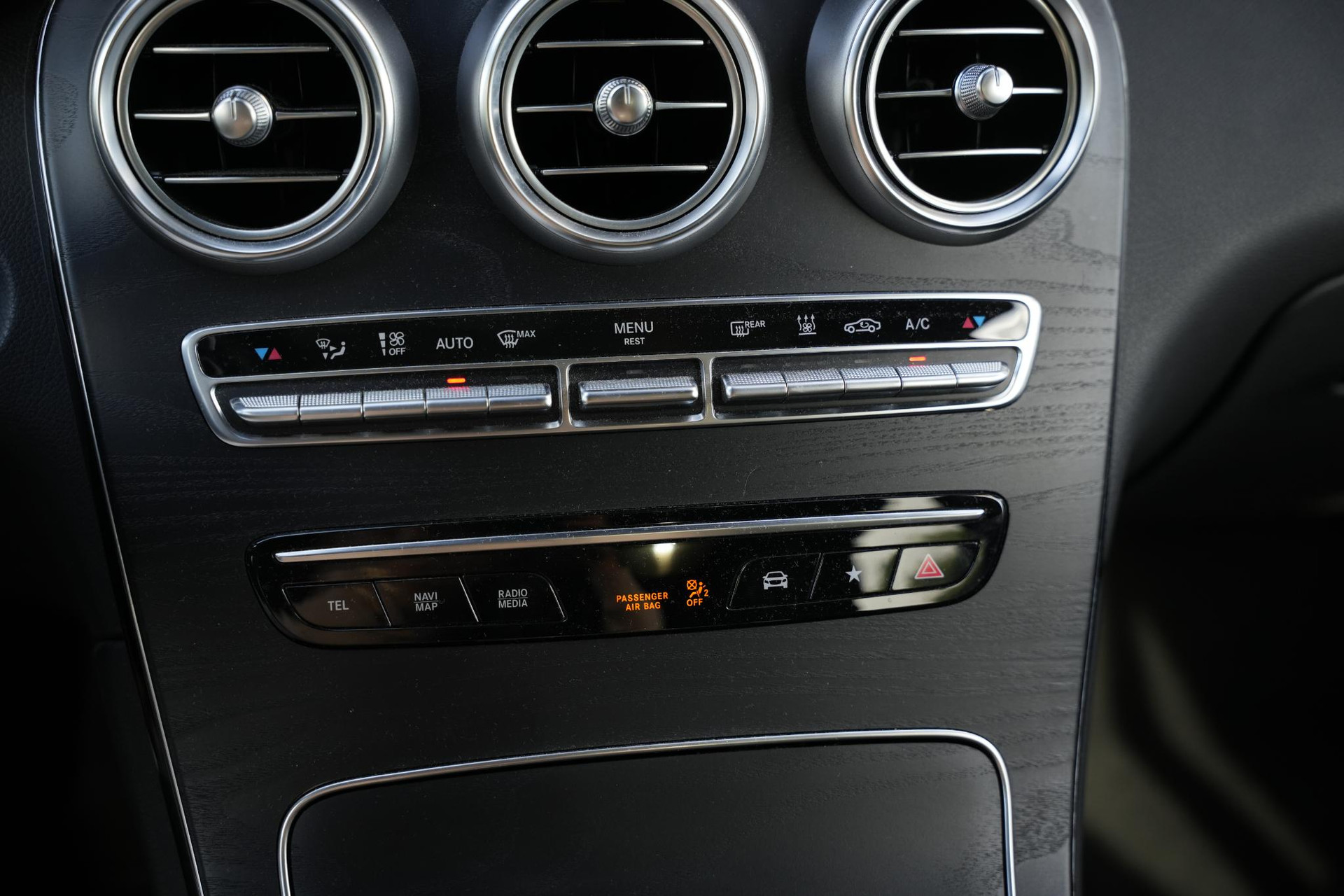 Mercedes-Benz GLC 300e 4MATIC Premium Plus 2021 Black - standard finish (040U) 28
