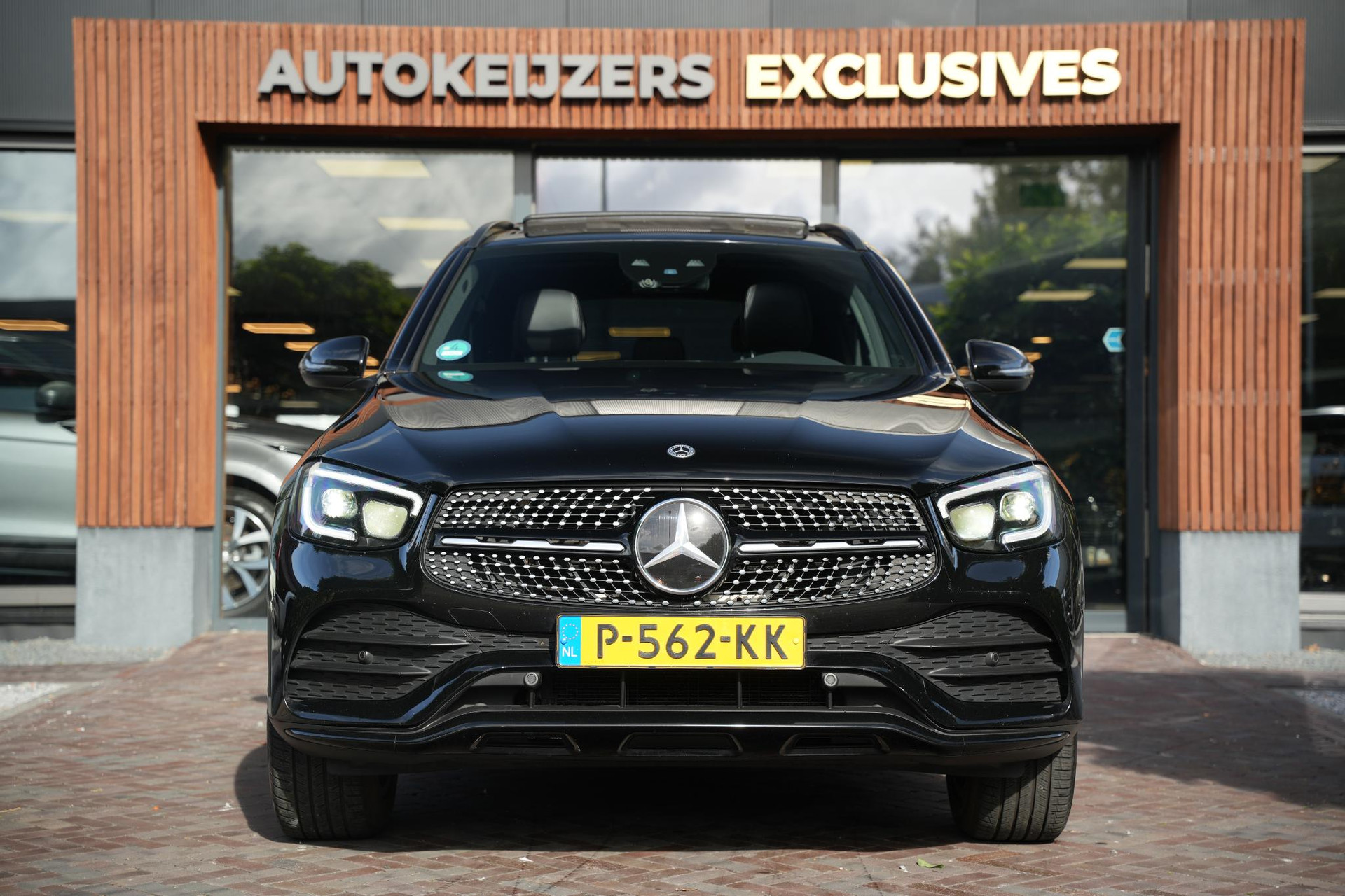 Mercedes-Benz GLC 300e 4MATIC Premium Plus 2021 Black - standard finish (040U) 3
