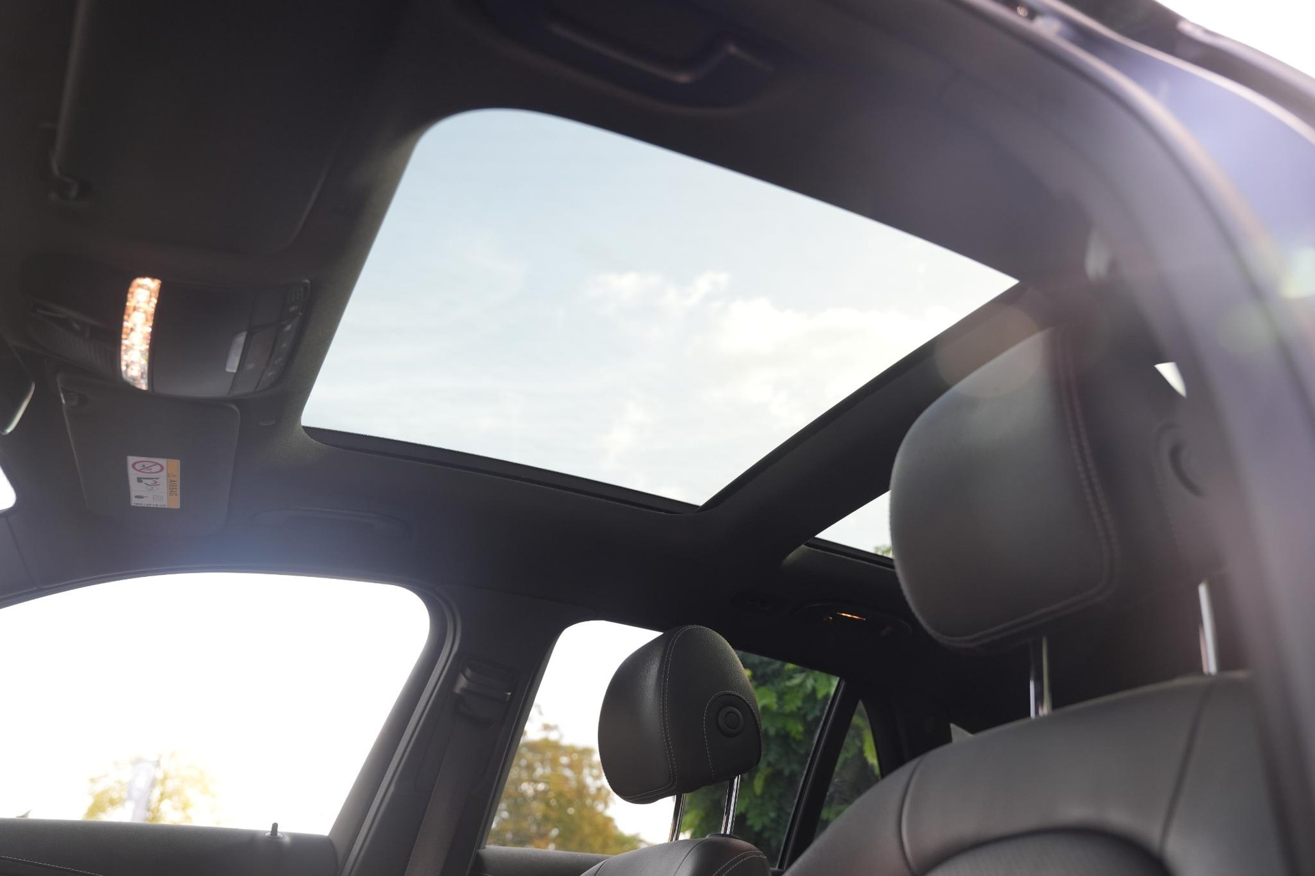 Mercedes-Benz GLC 300e 4MATIC Premium Plus 2021 Black - standard finish (040U) 38