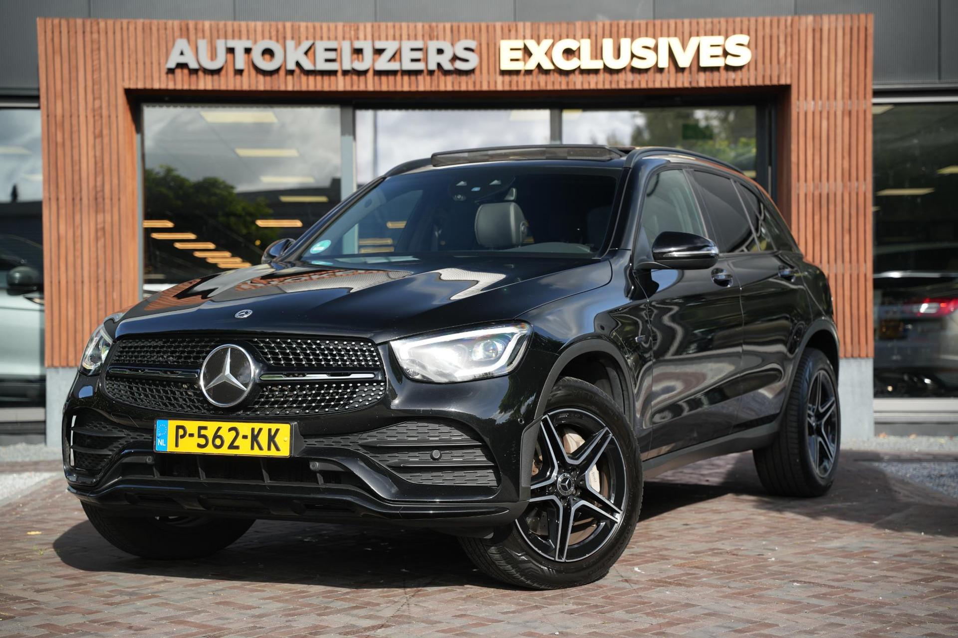 Mercedes-Benz GLC 300e 4MATIC Premium Plus 2021 Black - standard finish (040U) 5