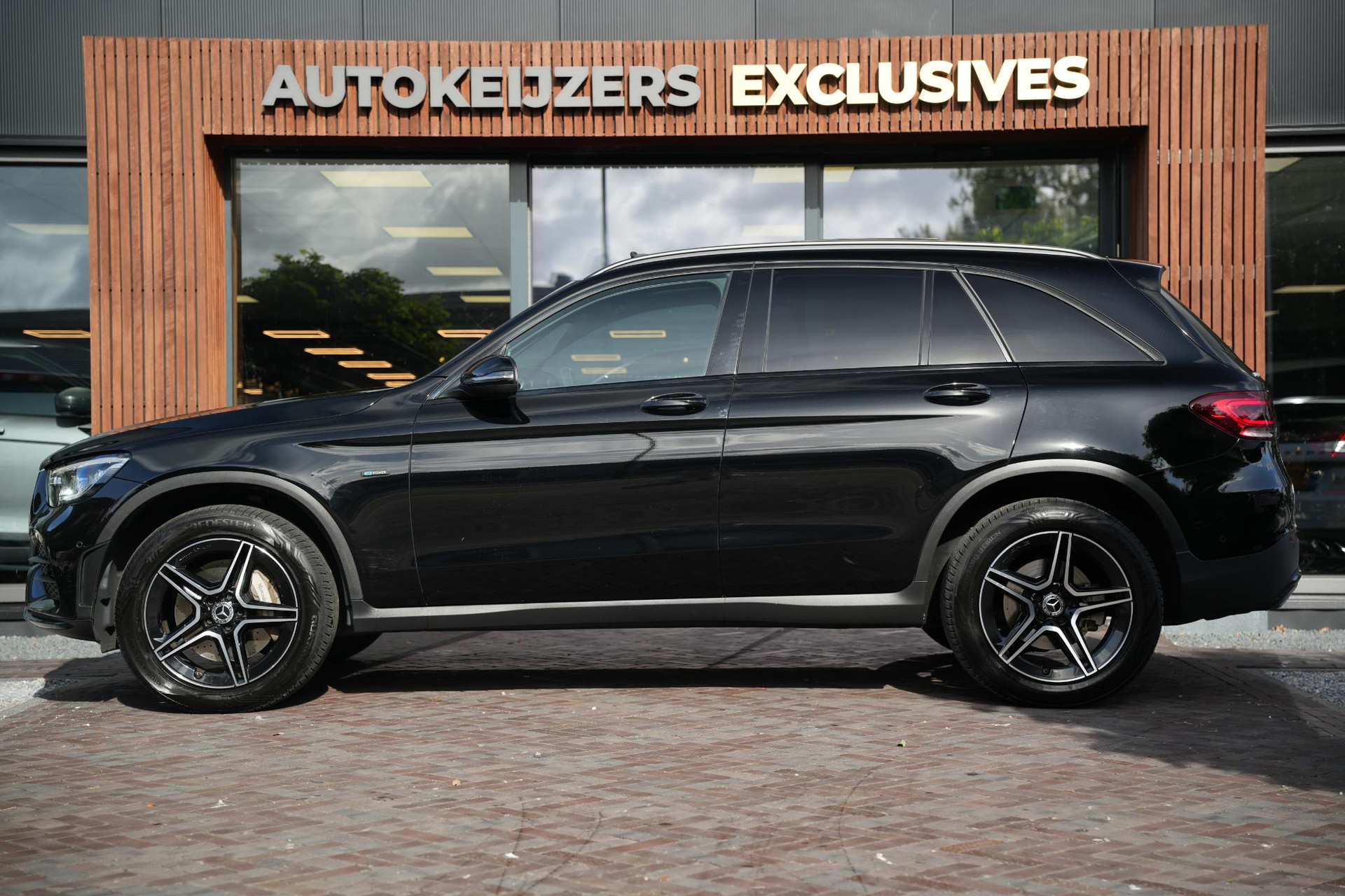 Mercedes-Benz GLC 300e 4MATIC Premium Plus 2021 Black - standard finish (040U) 7