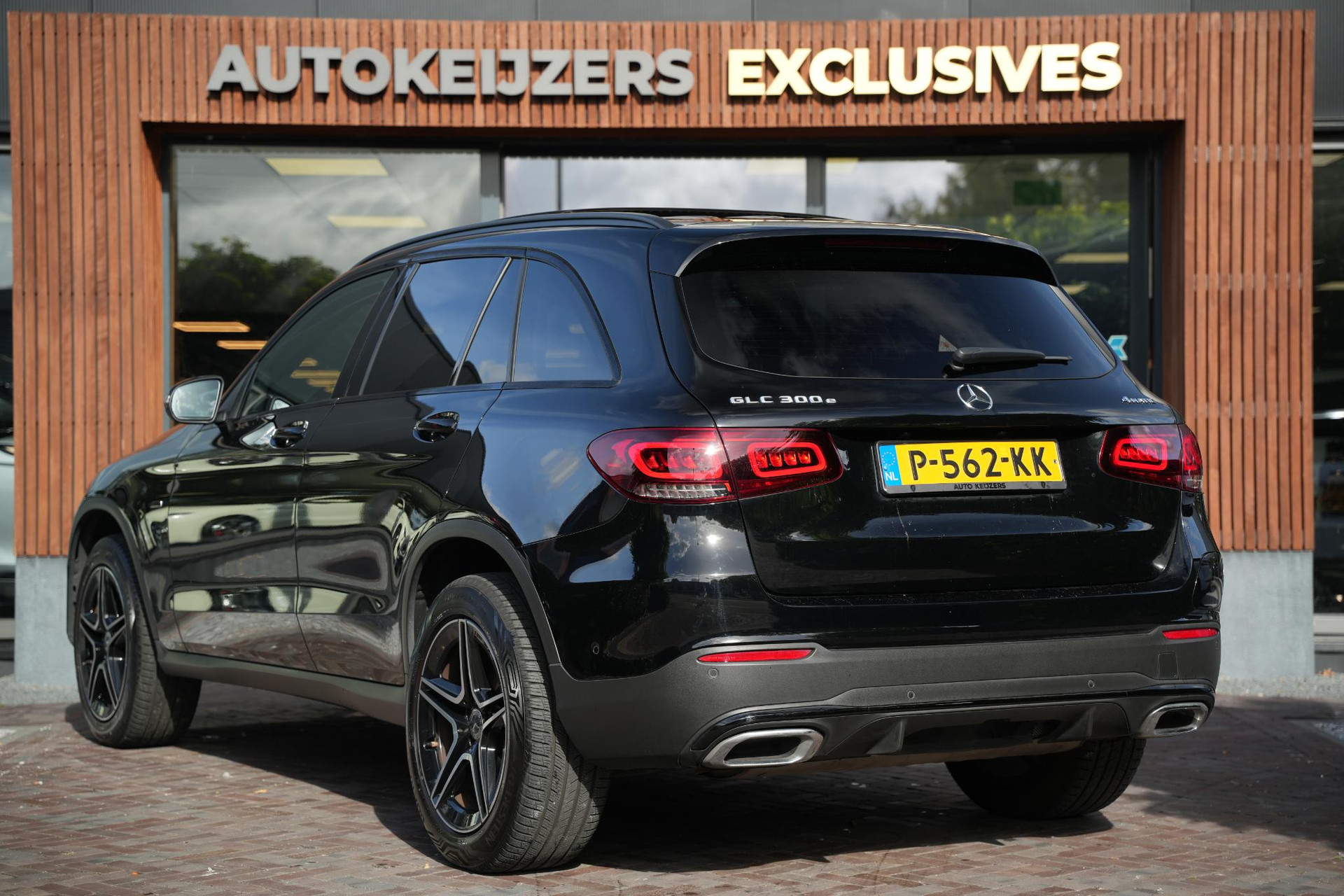 Mercedes-Benz GLC 300e 4MATIC Premium Plus 2021 Black - standard finish (040U) 9