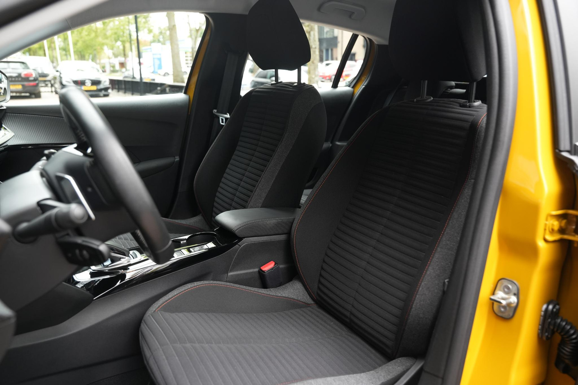 Peugeot 208 1.2 PureTech Allure 2022 FARO YELLOW PAINT (KLT) 6