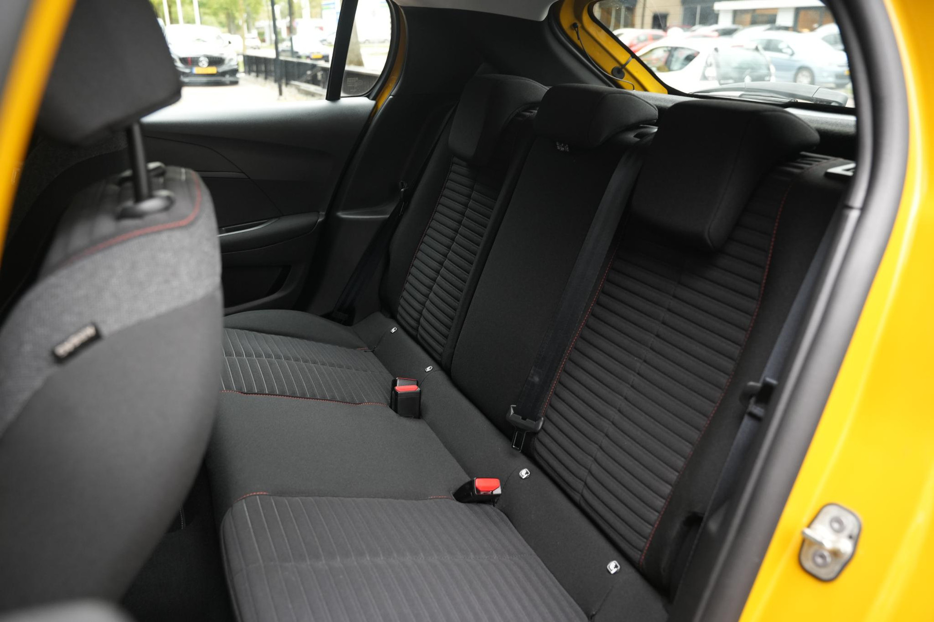 Peugeot 208 1.2 PureTech Allure 2022 FARO YELLOW PAINT (KLT) 8