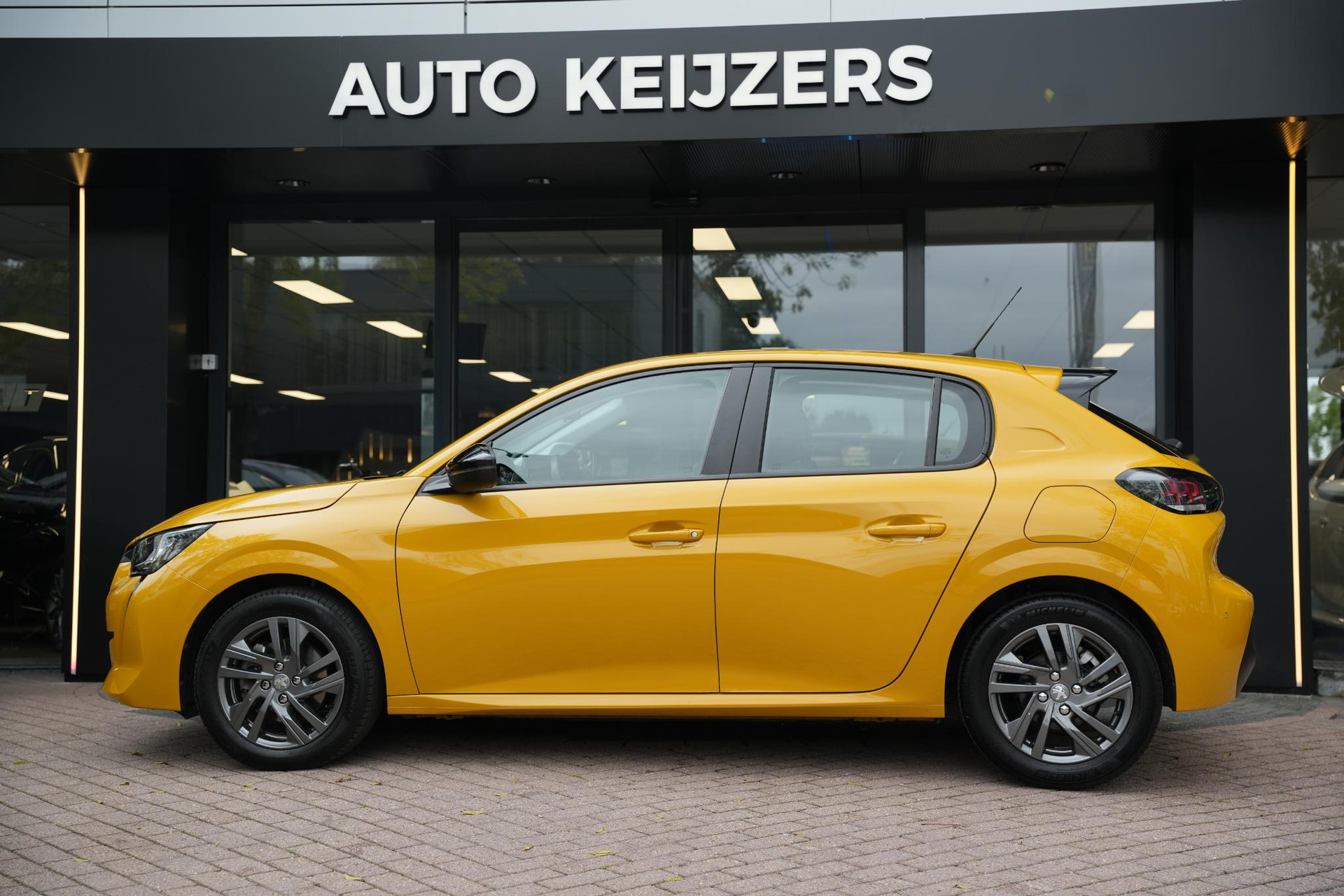 Peugeot 208 1.2 PureTech Allure 2022 FARO YELLOW PAINT (KLT) 9