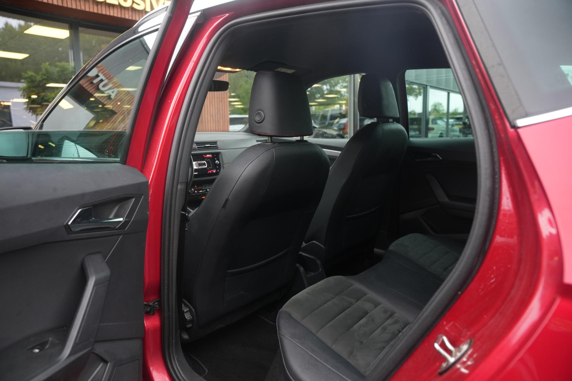 SEAT Arona 1.0 TSI Xcellence Business Intense 2019 Desire red met zwart dak 22