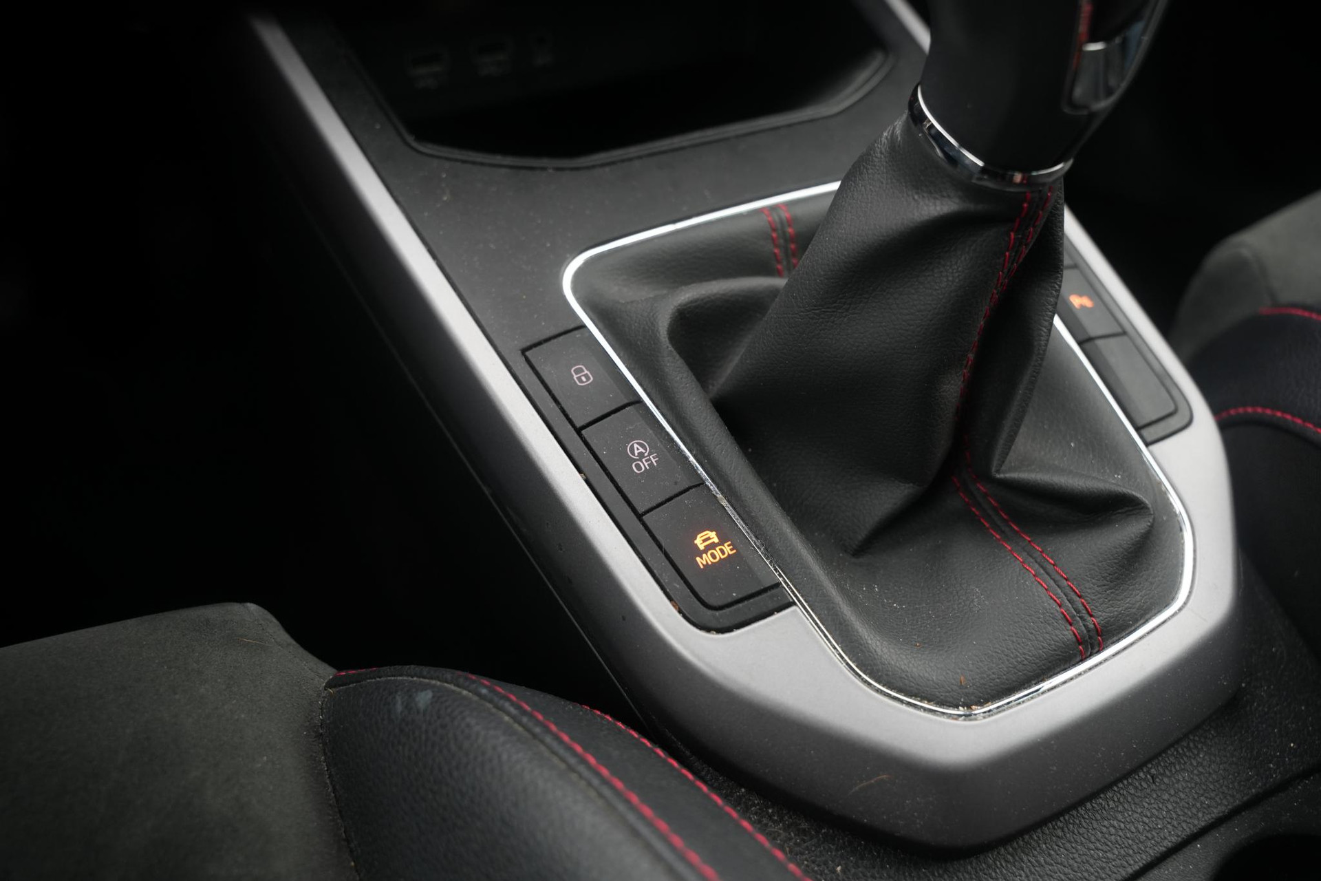 SEAT Arona 1.0 TSI Xcellence Business Intense 2019 Desire red met zwart dak 26