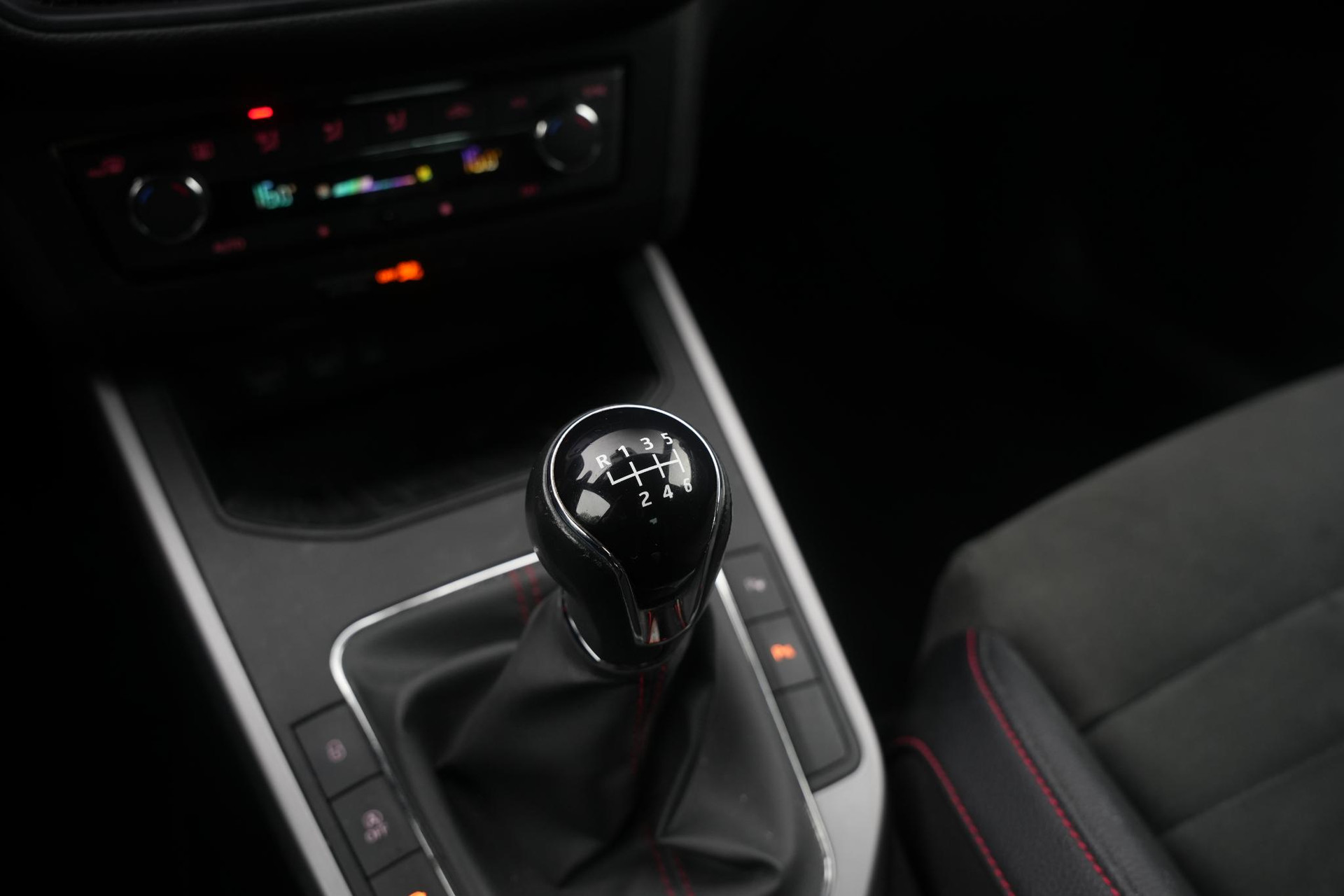 SEAT Arona 1.0 TSI Xcellence Business Intense 2019 Desire red met zwart dak 28
