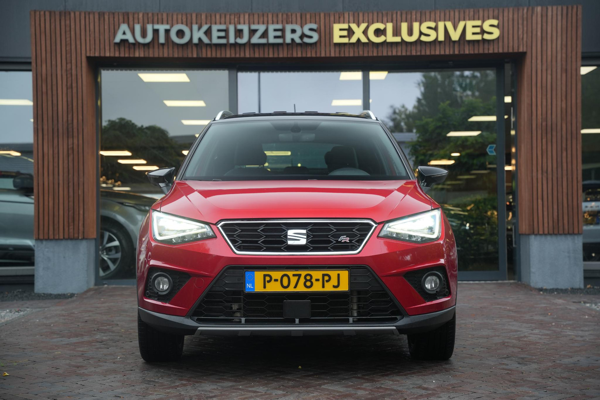 SEAT Arona 1.0 TSI Xcellence Business Intense 2019 Desire red met zwart dak 3
