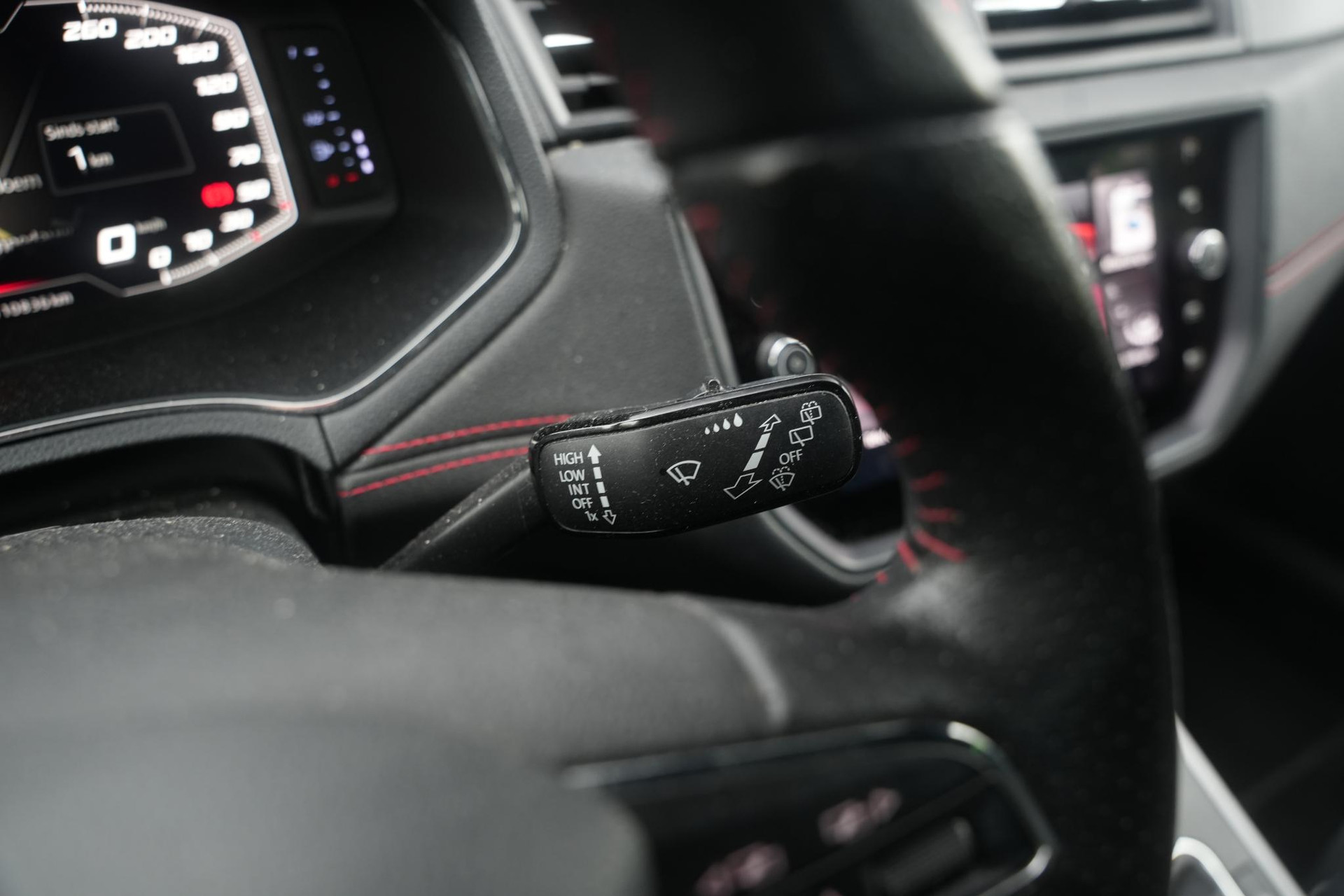 SEAT Arona 1.0 TSI Xcellence Business Intense 2019 Desire red met zwart dak 31