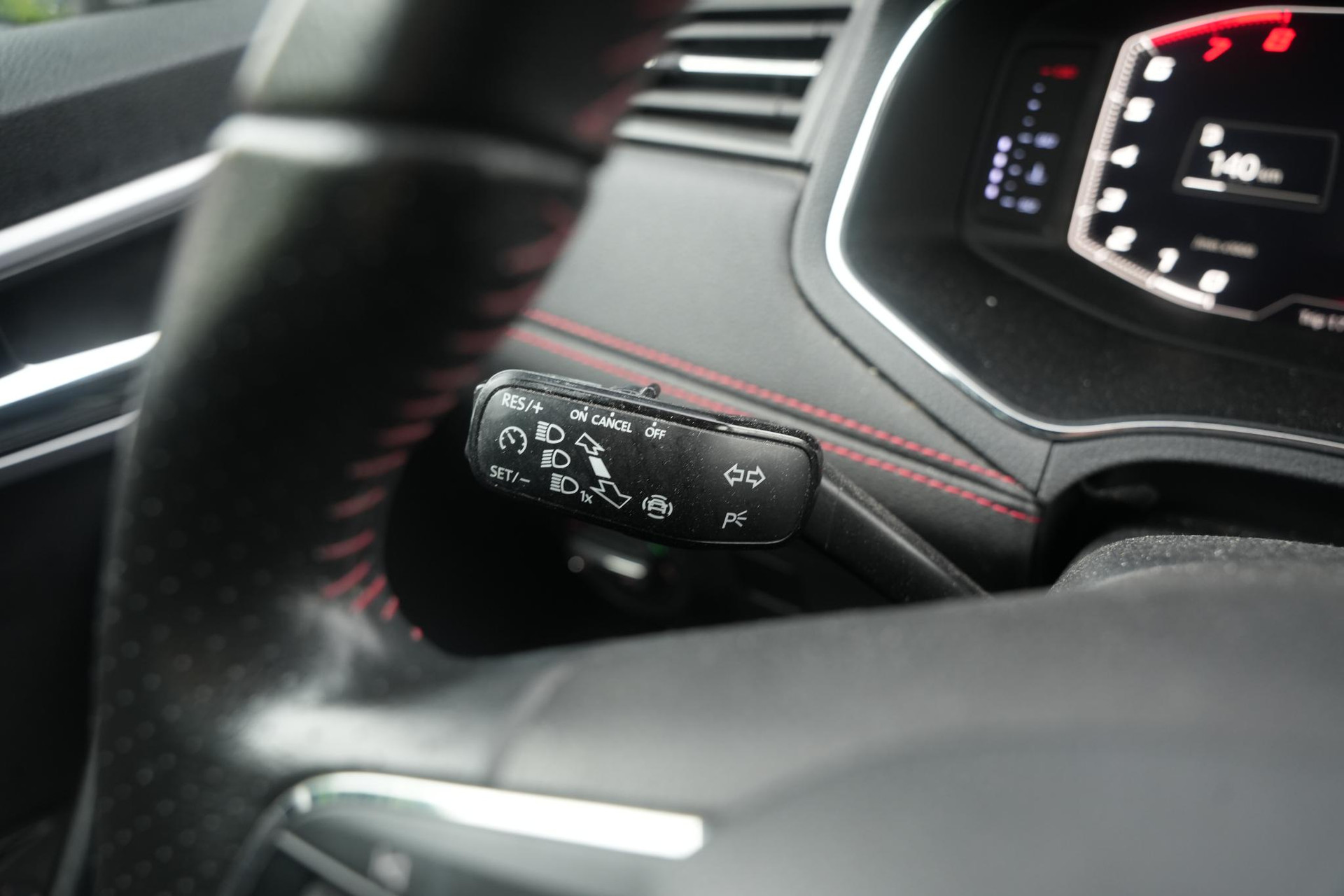 SEAT Arona 1.0 TSI Xcellence Business Intense 2019 Desire red met zwart dak 32