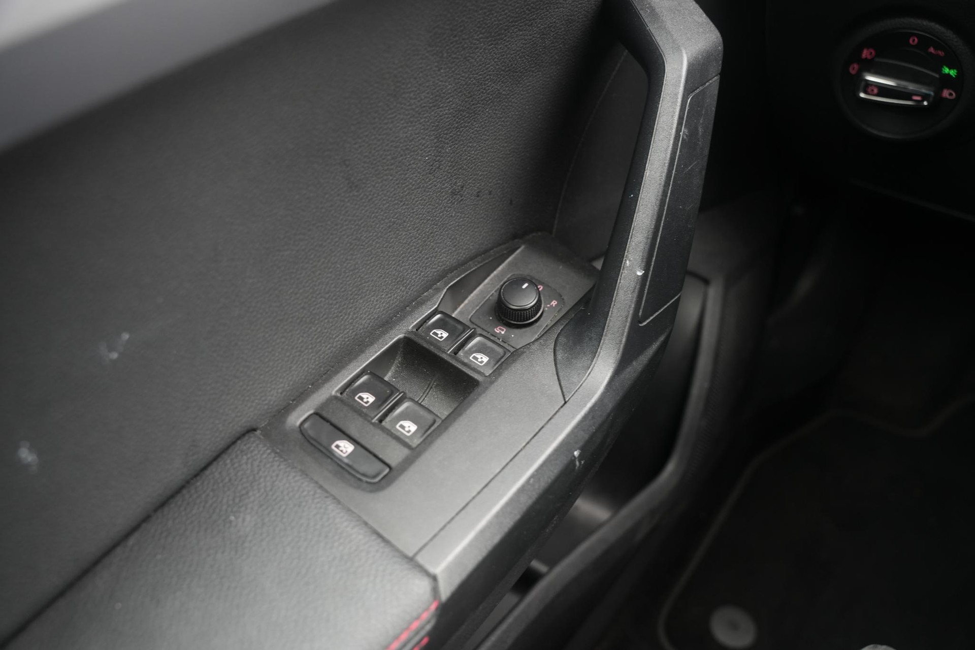 SEAT Arona 1.0 TSI Xcellence Business Intense 2019 Desire red met zwart dak 34