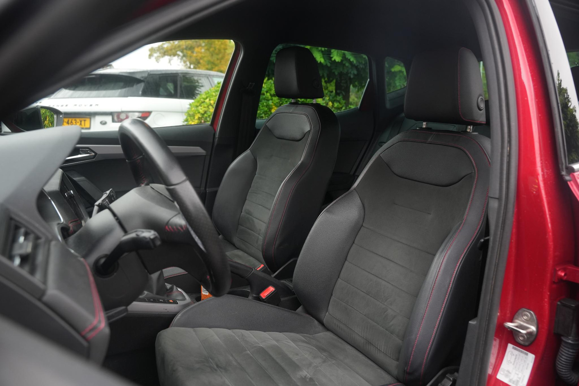 SEAT Arona 1.0 TSI Xcellence Business Intense 2019 Desire red met zwart dak 4