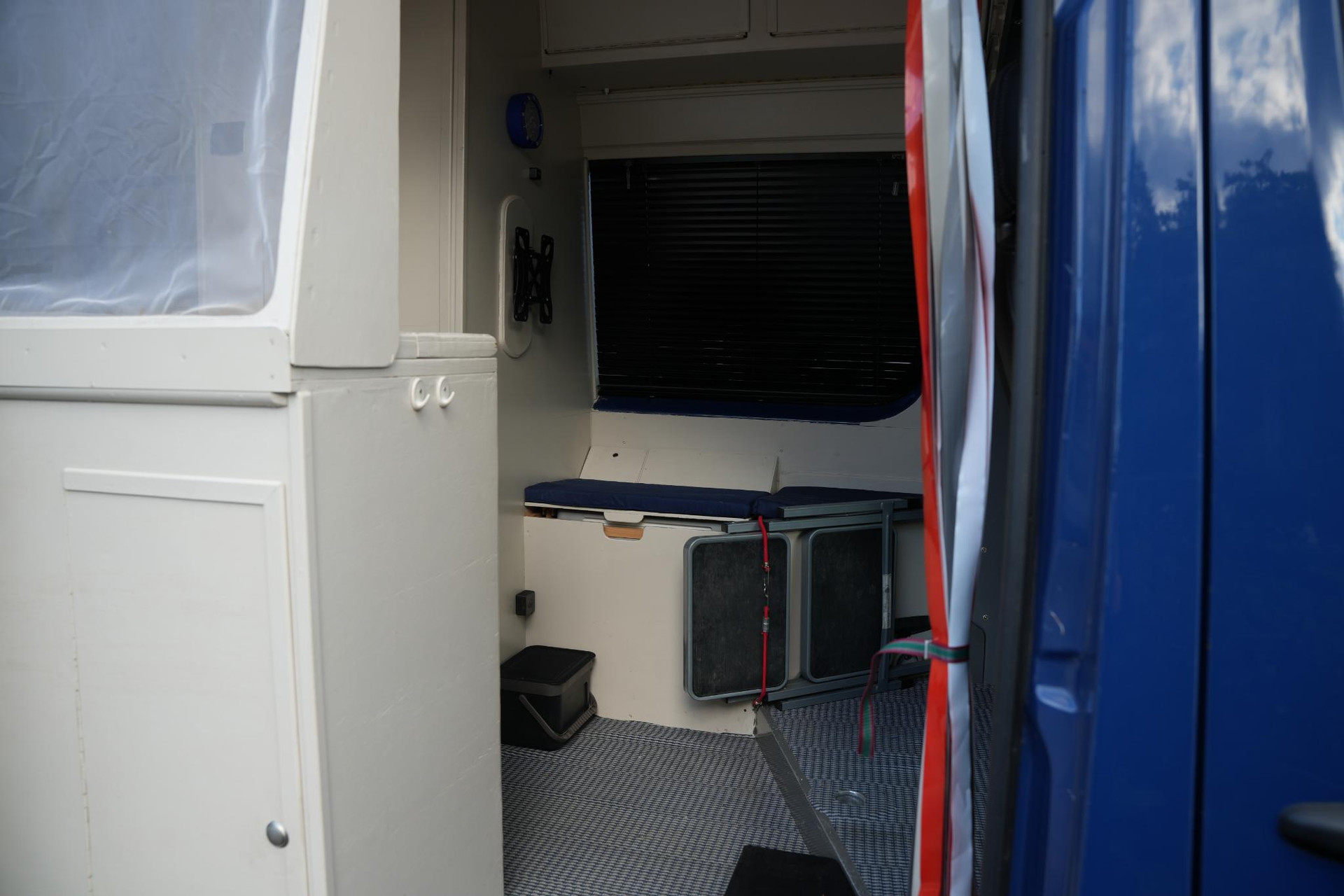 Volkswagen  Crafter 2010 Indian blue (F3F3) 16