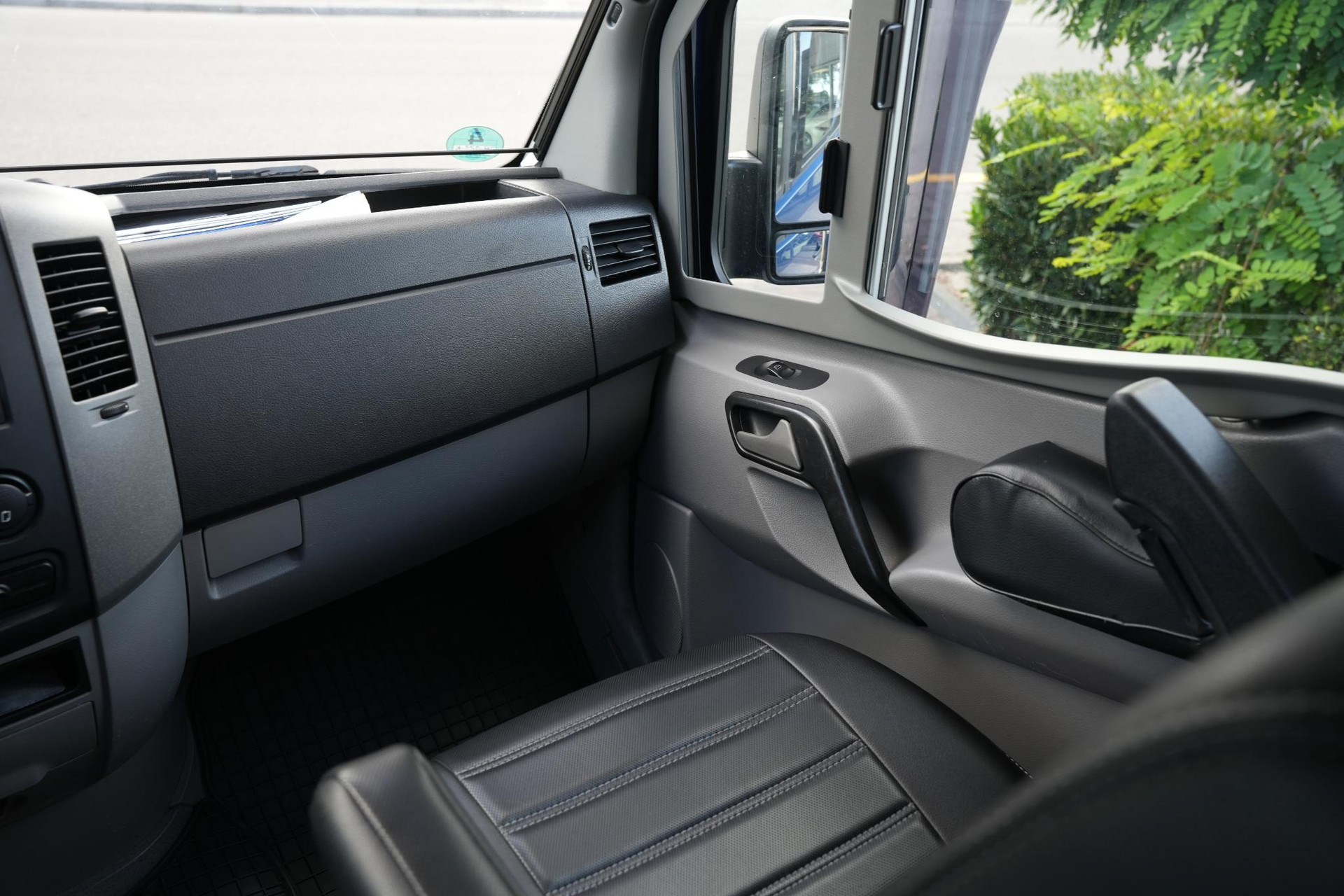 Volkswagen  Crafter 2010 Indian blue (F3F3) 19