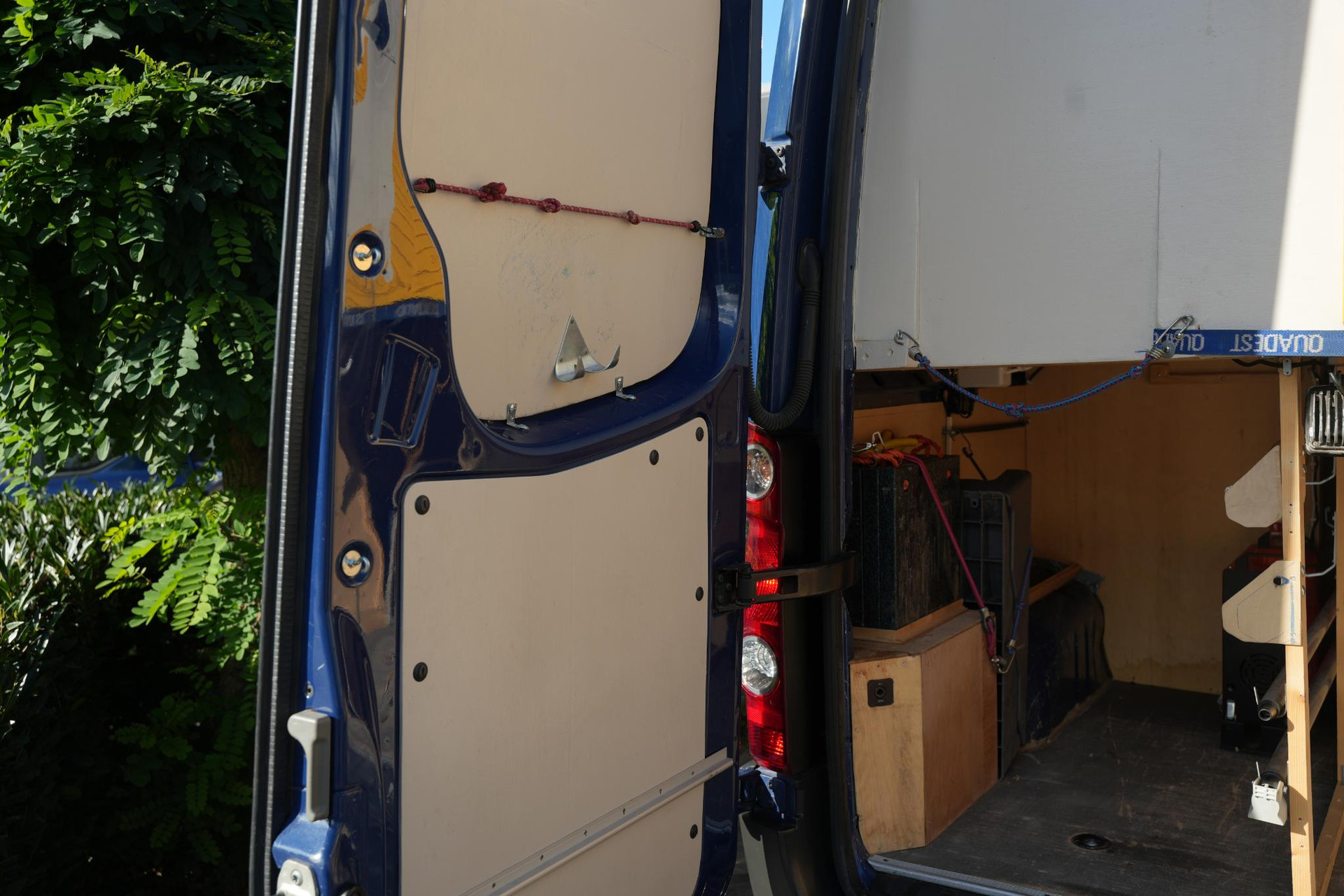 Volkswagen  Crafter 2010 Indian blue (F3F3) 40