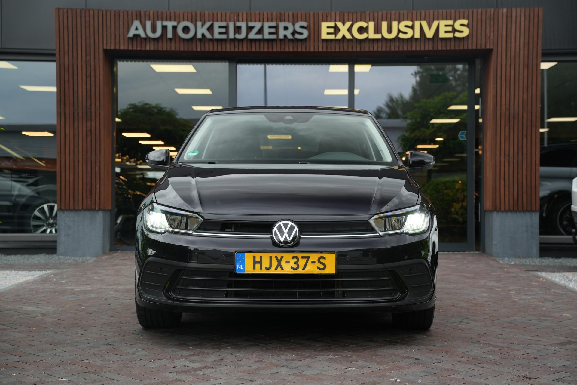 Volkswagen Polo 1.0 TSI Life Business 2022 Deep black 3