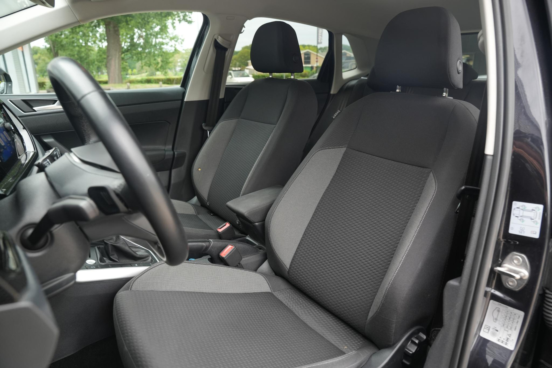 Volkswagen Polo 1.0 TSI Life Business 2022 Deep black 4
