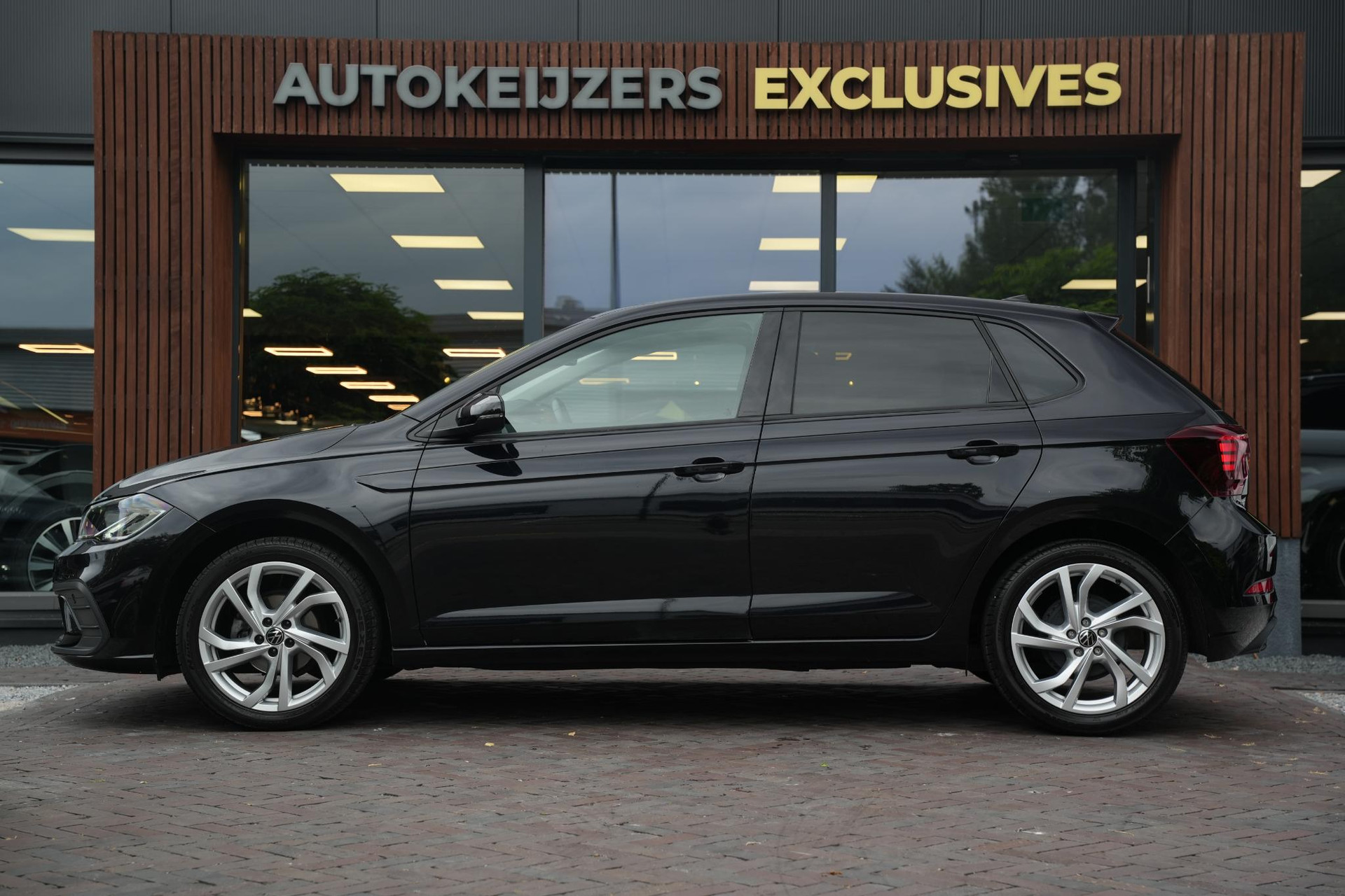 Volkswagen Polo 1.0 TSI Life Business 2022 Deep black 7