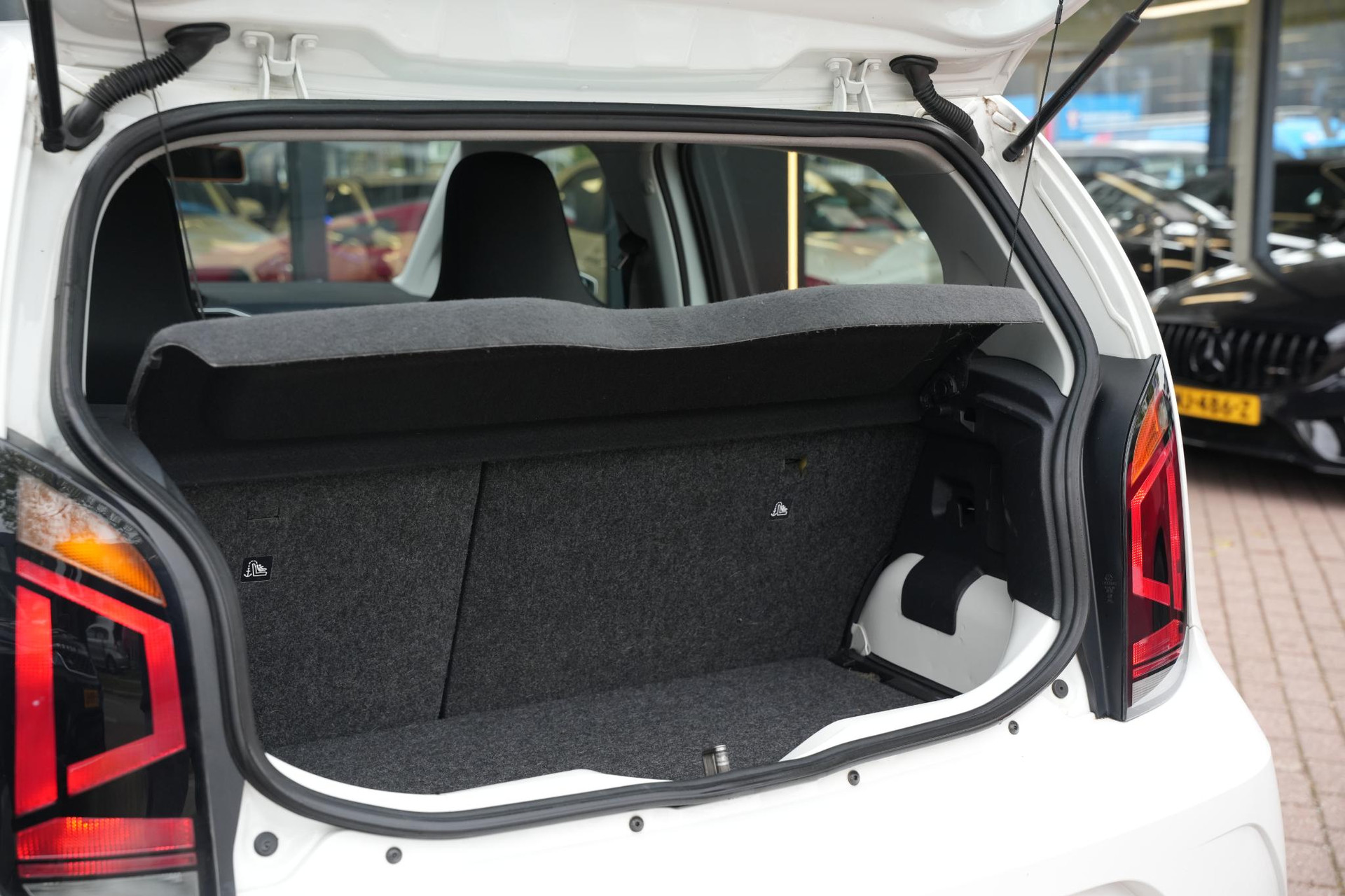 Volkswagen up! 1.0 BMT move up! 2017 Candy white 12