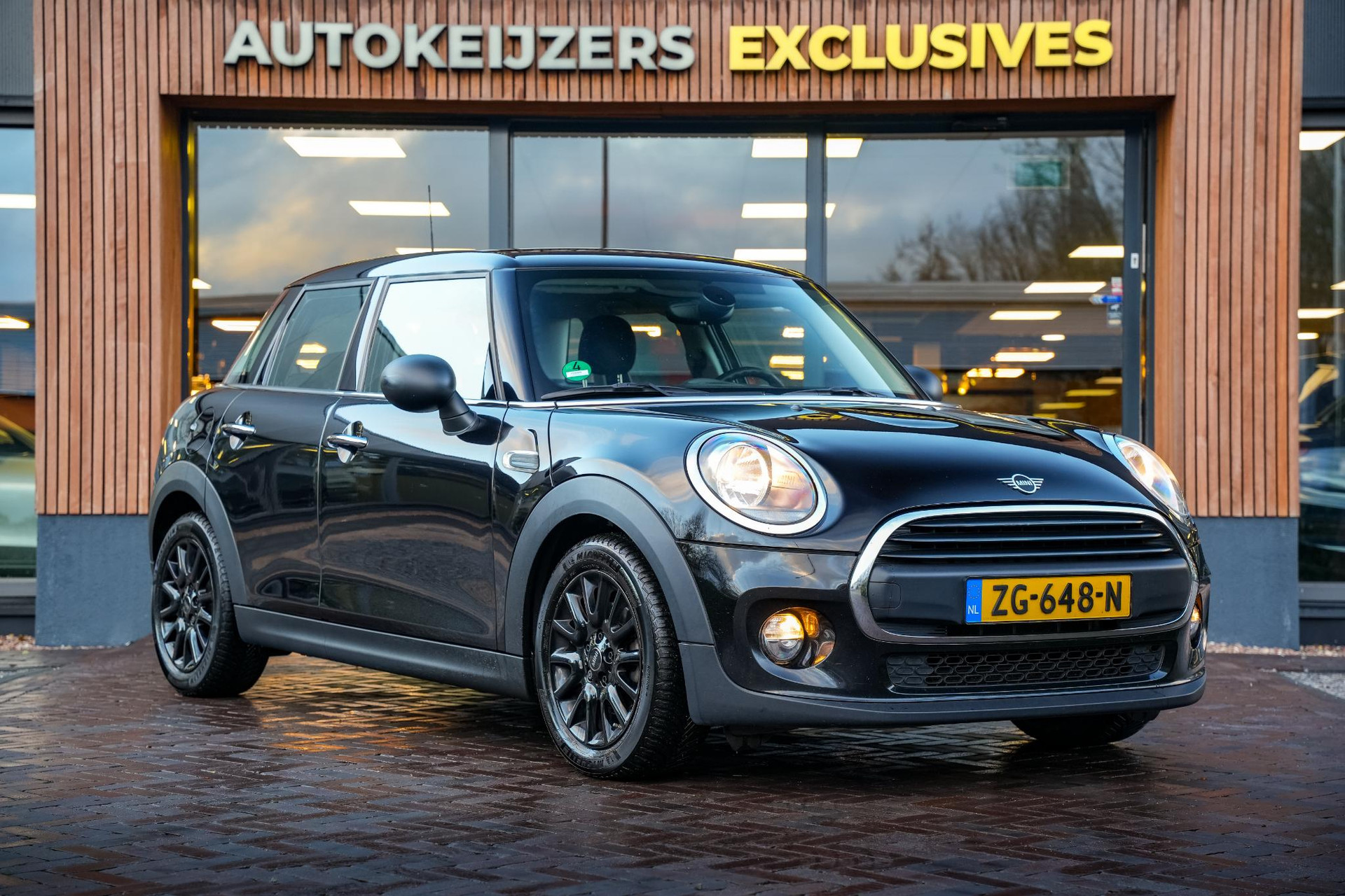 MINI 5-deurs 1.5 One 2019 Midnight black 1
