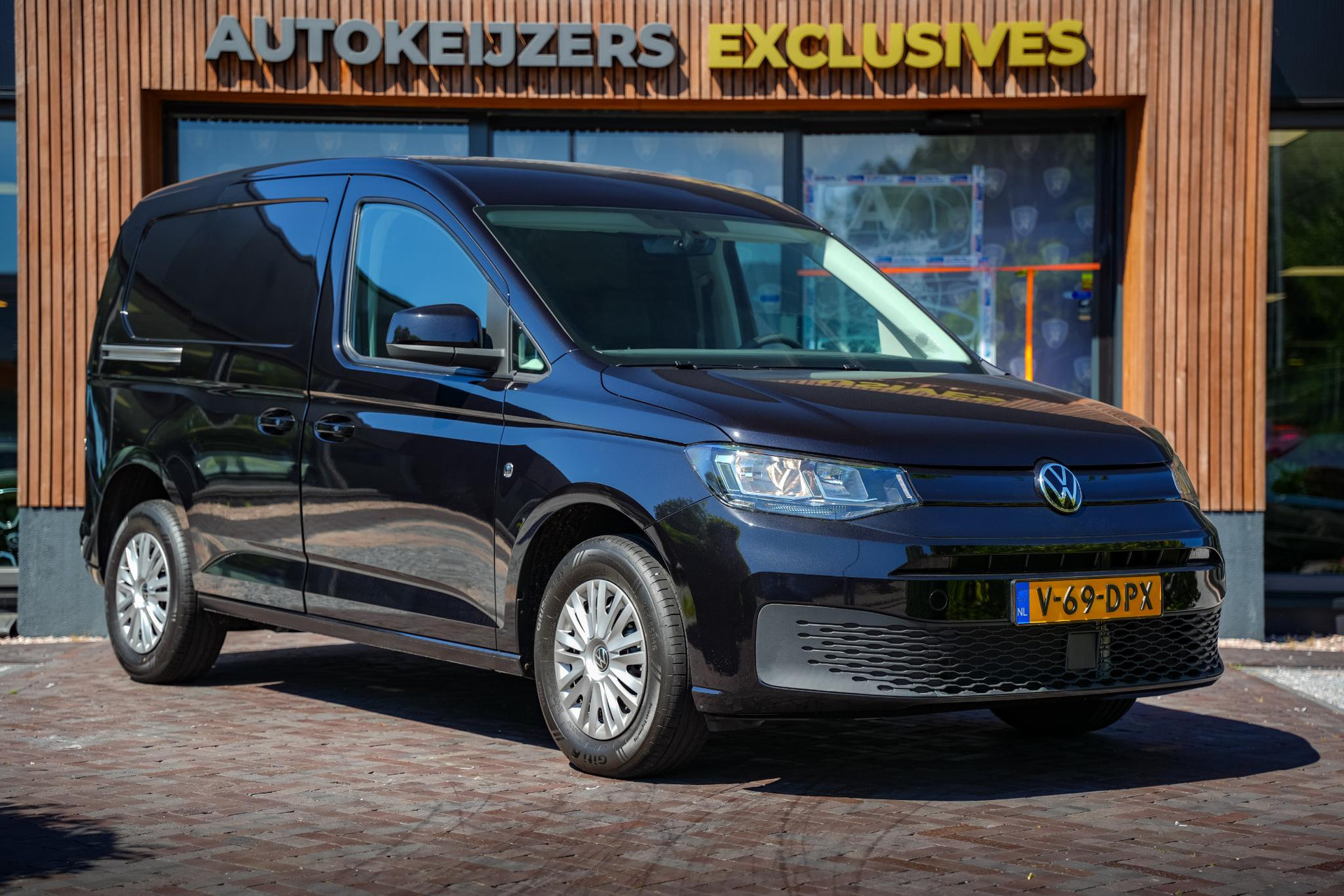 Volkswagen Caddy Cargo 2.0 TDI Style 2024 Deep black pearl effect (lc9x) 1