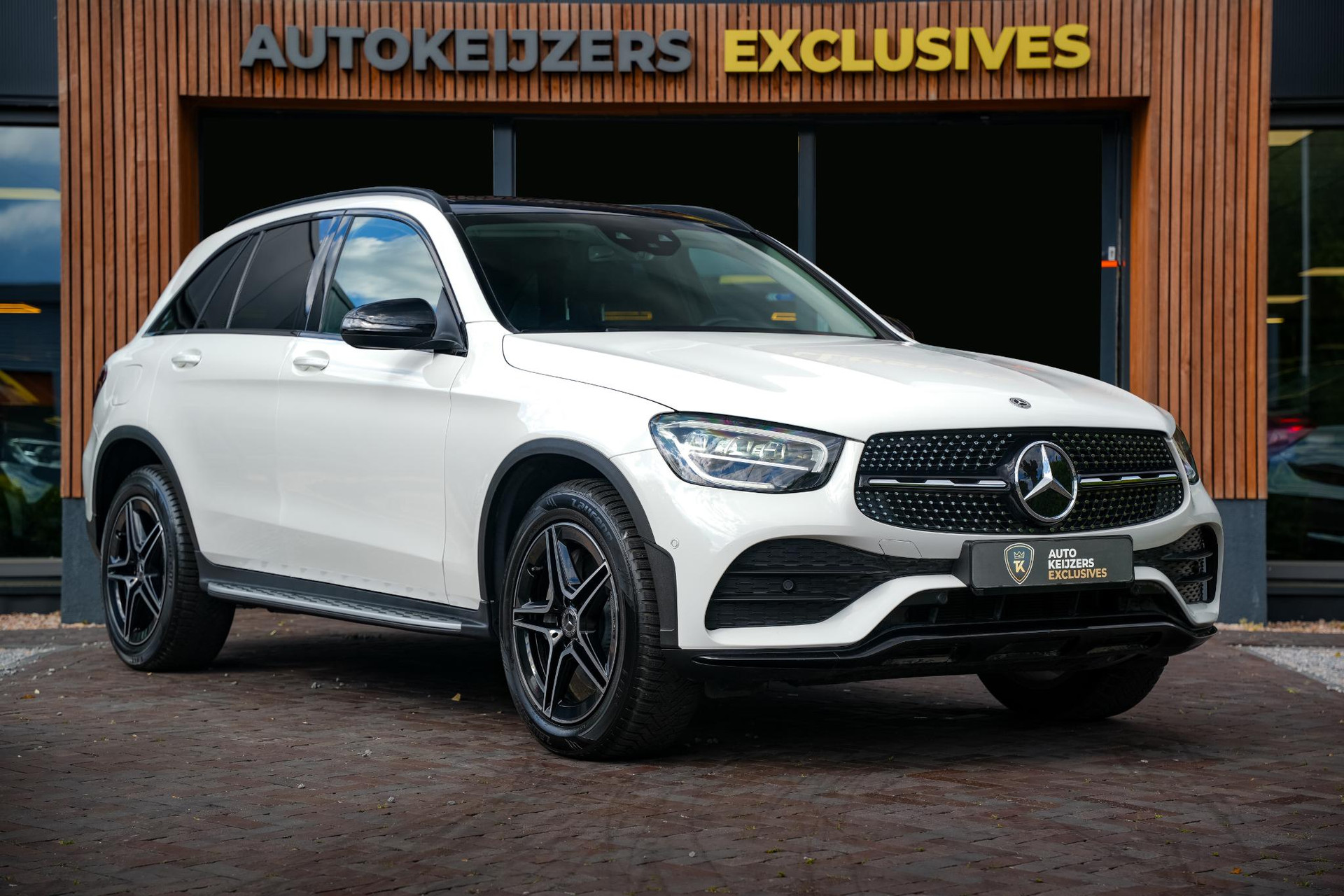 Mercedes-Benz GLC 300e 4MATIC 2022 1