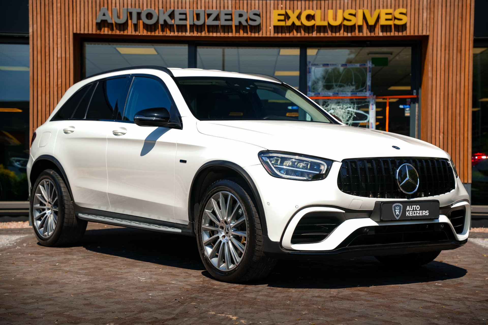Mercedes-Benz GLC 300e 4MATIC 2021 1