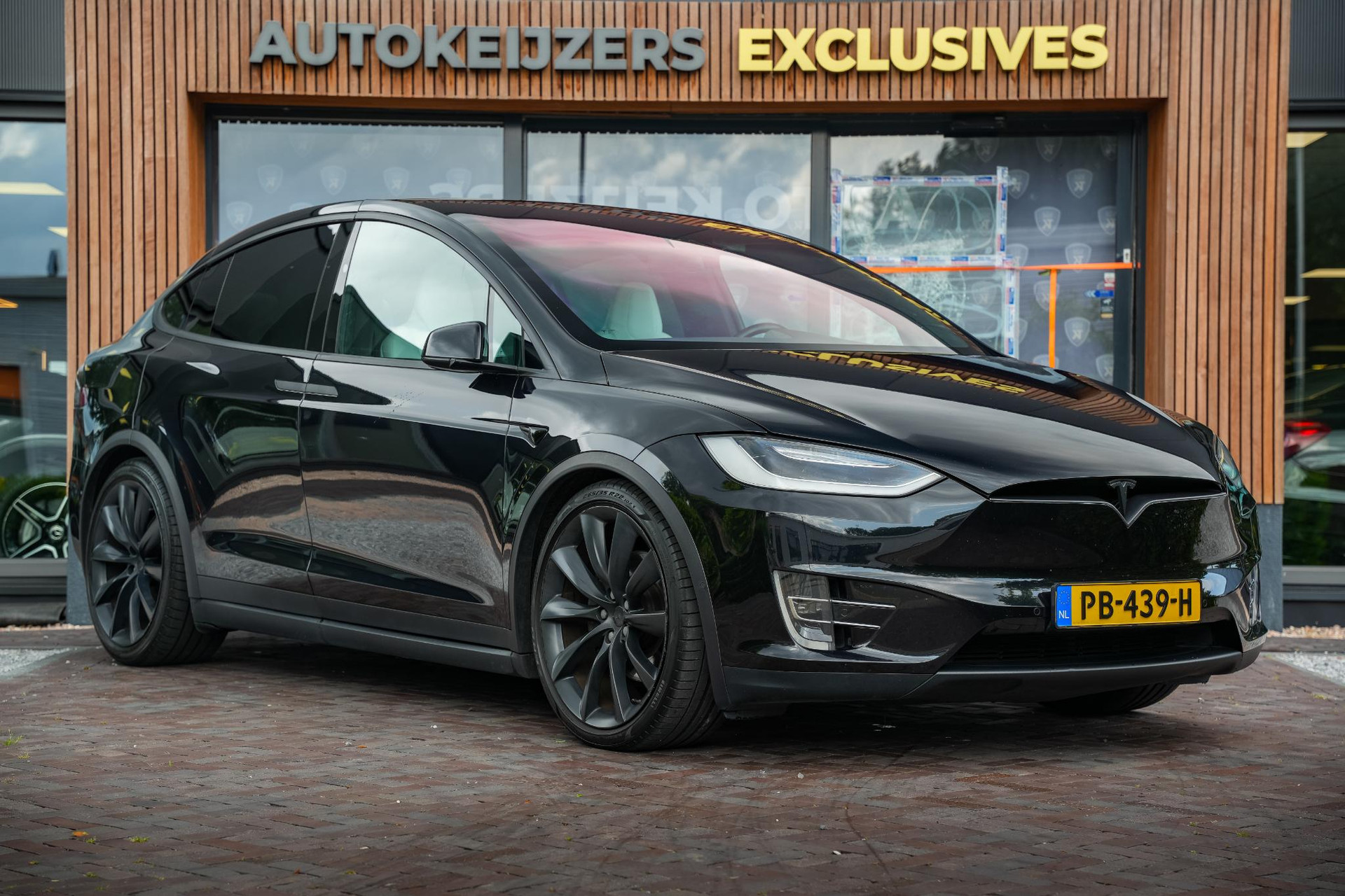 Tesla Model X 100D 6p. 2017 Obsidian black metallic paint 1