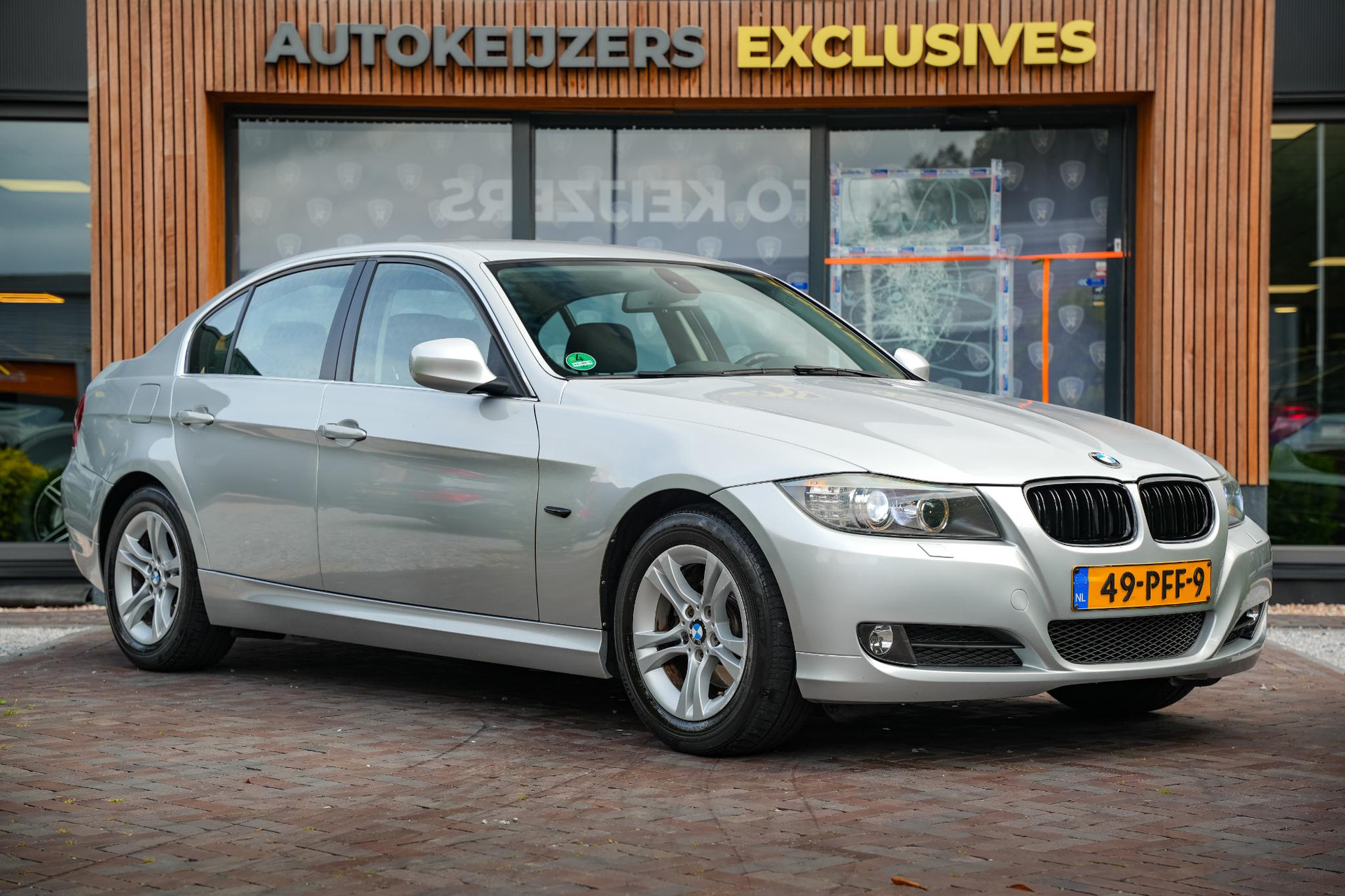 BMW 3 Serie 318i Business Line 2011 Titansilber metallic 1