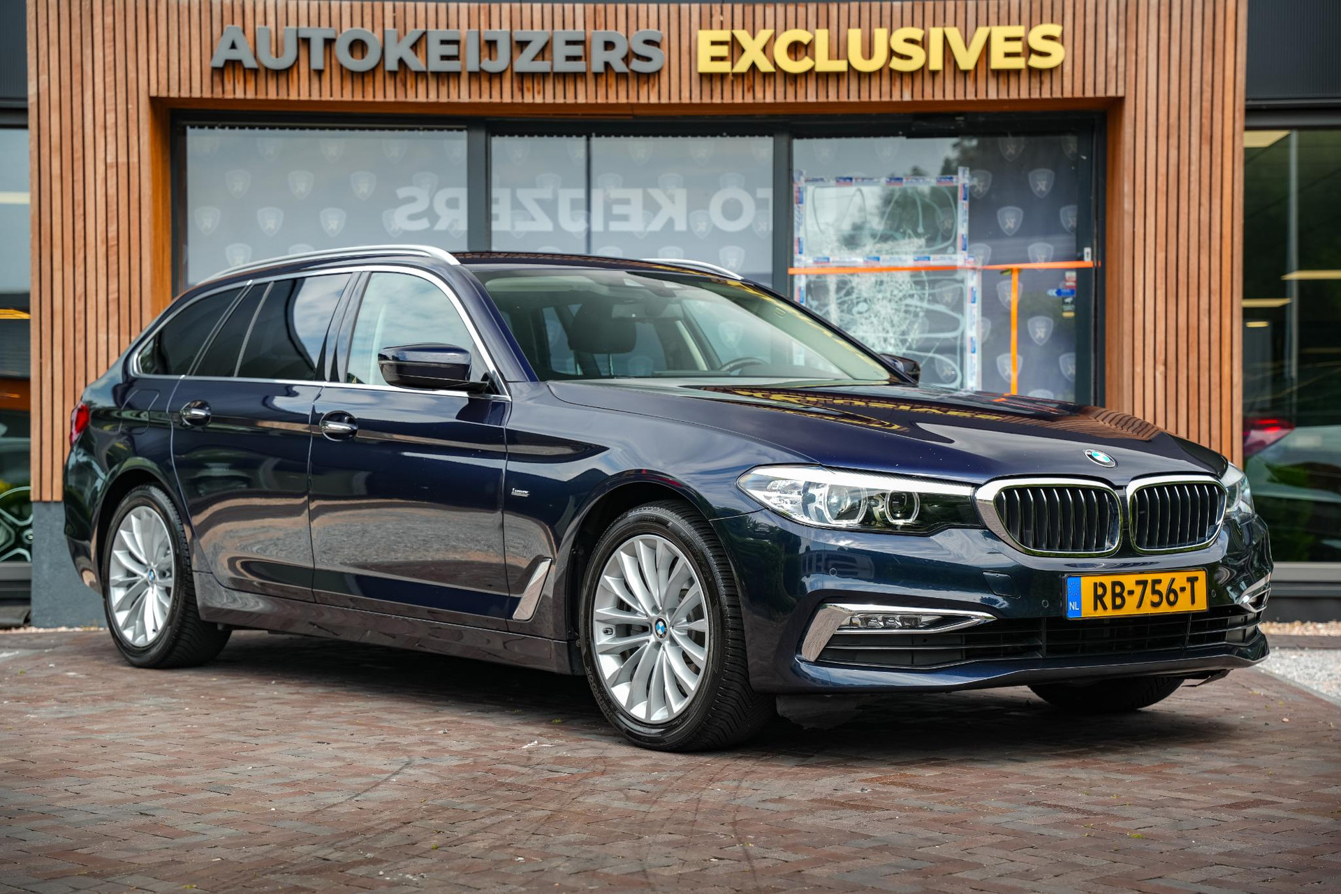 BMW 5 Serie Touring 520i Executive 2017 Imperialblau brillianteffect metallic 1