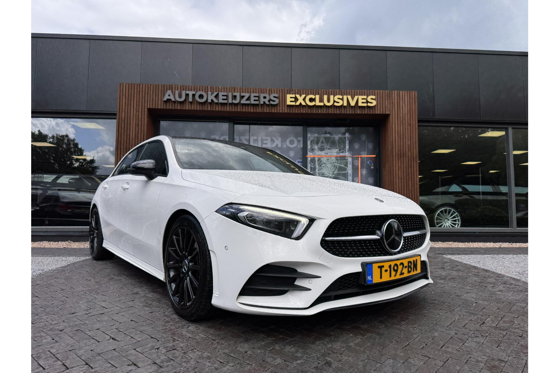 Mercedes-Benz A-Klasse 250 Premium Plus 2018 POLAR WHITE - STANDARD FINISH (149U) 1